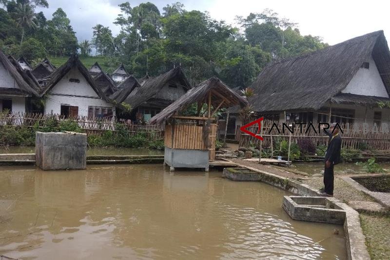 Posisi Kampung Naga di sebelah timur Kabupaten Garut dengan jarak tempuh 26 km.