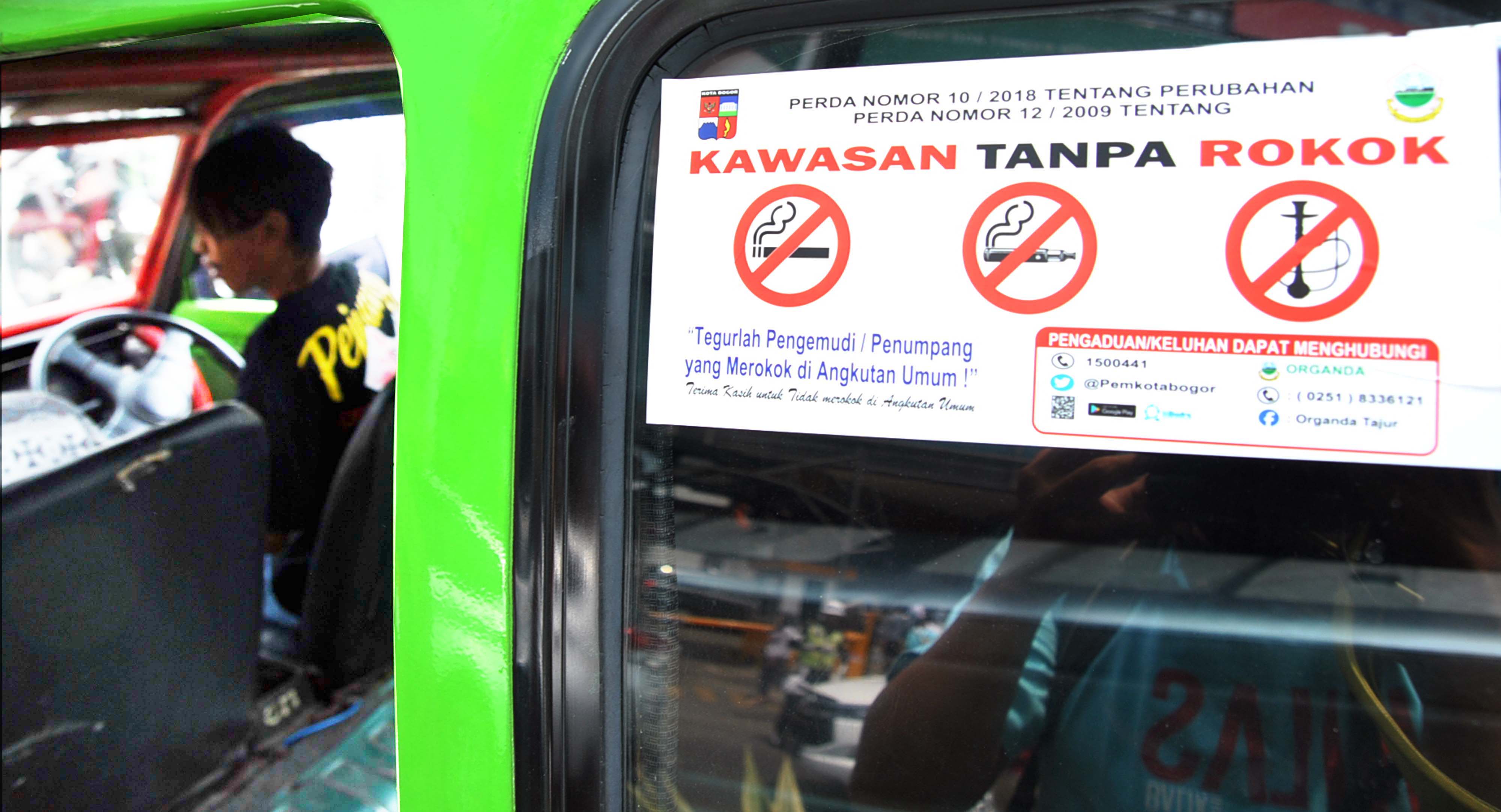 Stiker larangan merokok terpasang di angkutan umum saat razia dan sidang Tipiring di jalan Juanda, Kota Bogor, Jawa Barat.