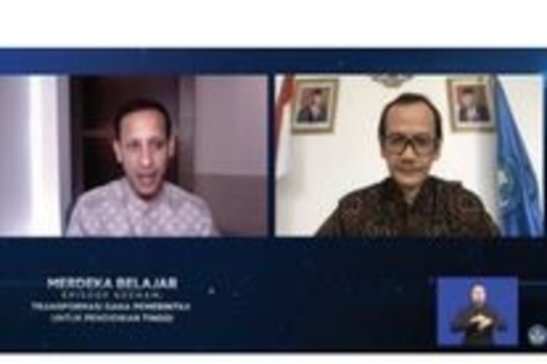 Menteri Pendidikan dan Kebudayaan (Mendikbud) Nadiem Anwar Makarim (kiri) bersama Direktur Jenderal Pendidikan Tinggi Kemendikbud Nizam 