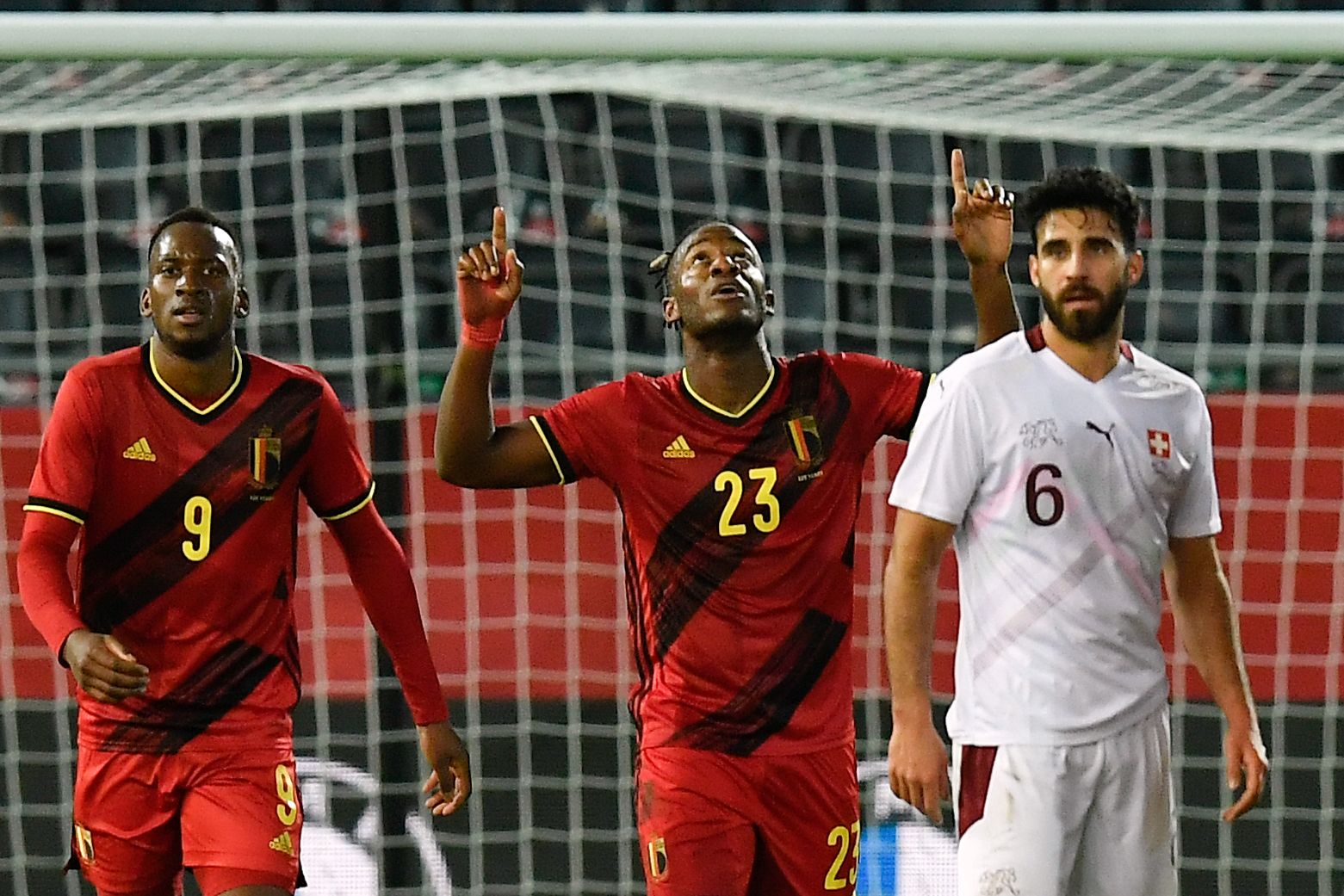 Penyerang Belgia Michy Batshuayi (tengah) melakukan selebrasi usai mencetak gol ke gawang Swiss di laga persahabatan.