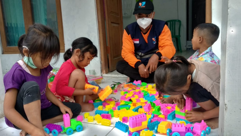 Yayasan Solo Peduli Sumbang Buku Bacaan Untuk Pengungsi Merapi