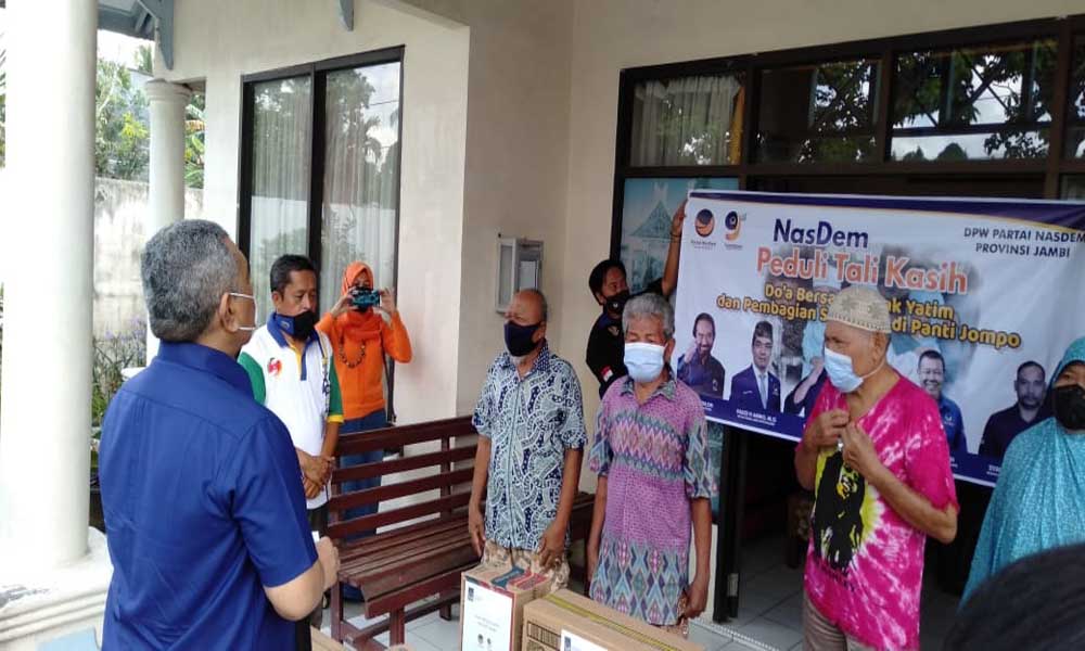  Ketua Umum DPW Partai NasDem Provinsi Jambi Agus S Roni (berbaju biru) saat mengunjungi panti jompo.