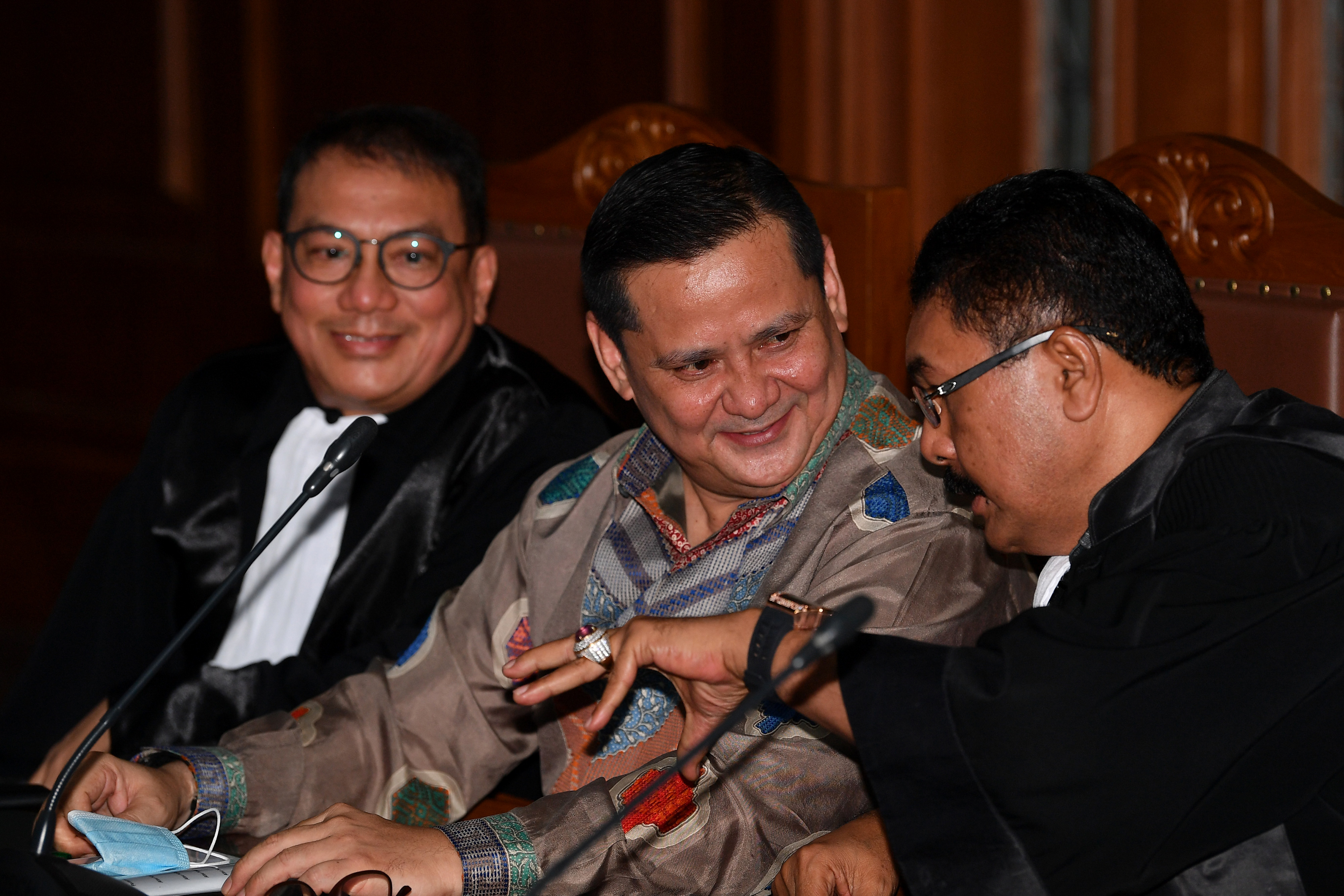 Terdakwa kasus suap penghapusan red notice Joko Tjandra, Irjen Pol Napoleon Bonaparte (tengah)