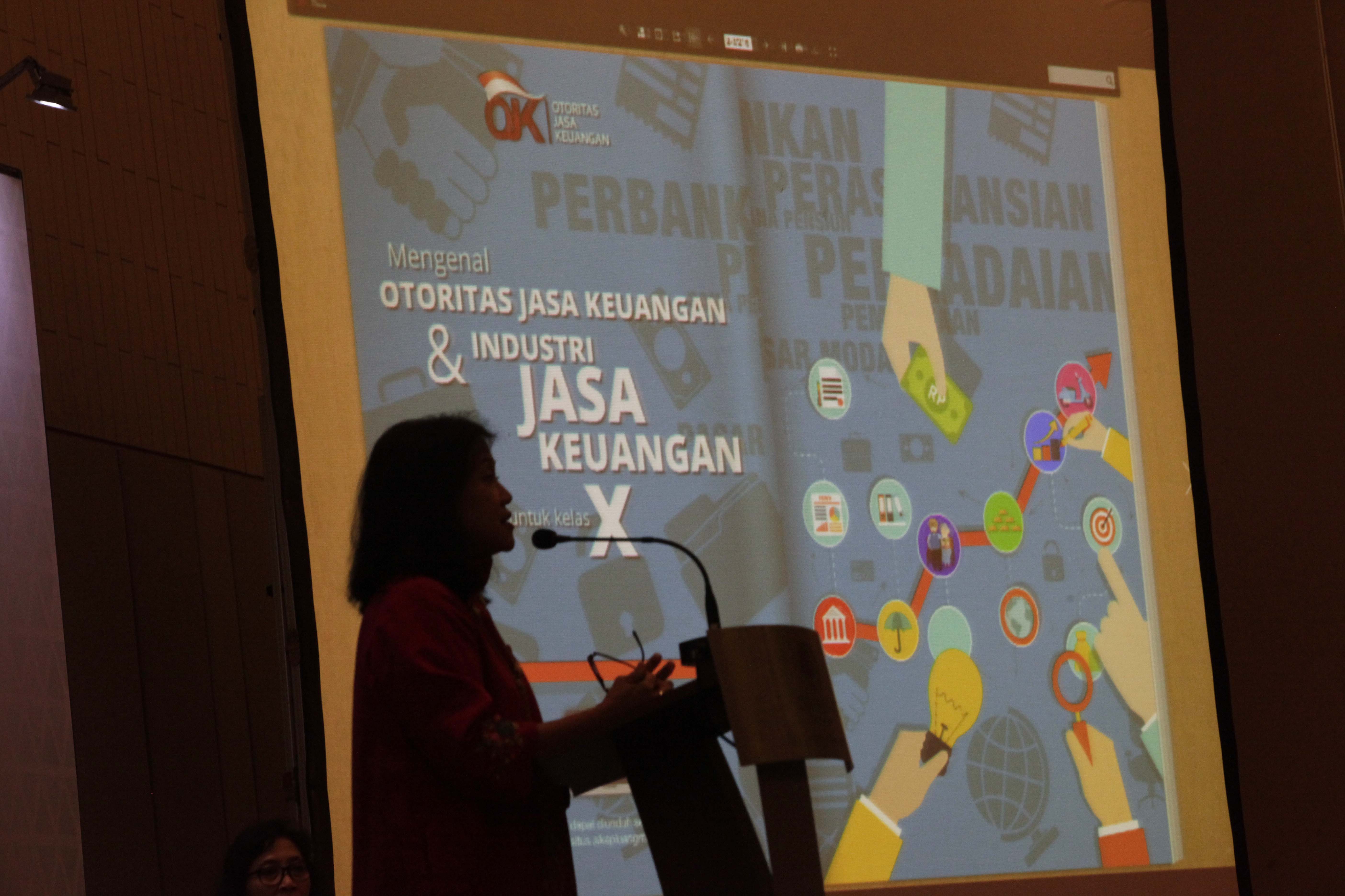 Pemaparan materi buku-elektronik Materi Literasi Keuangan versi buku-elektronik milik Otoritas Jasa Keuangan 