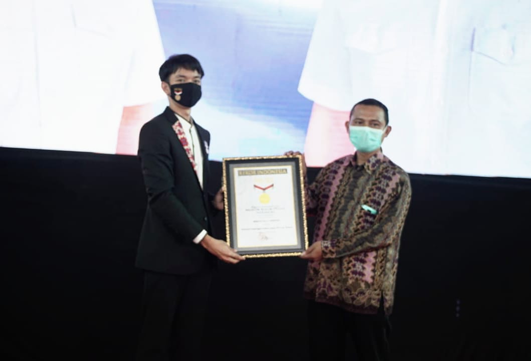 Triomi mewakili Muri menyerahkan sertifikat rekor Muri.