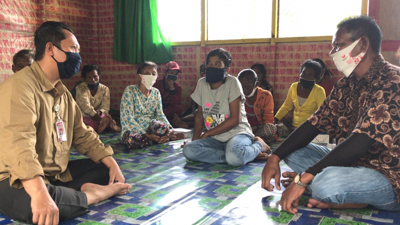  Komisi Pemilihan Umum (KPU) Riau melakukan sosialisasi Pilkada serentak 2020 kepada masyarakat Suku Akit atau Suku Laut 