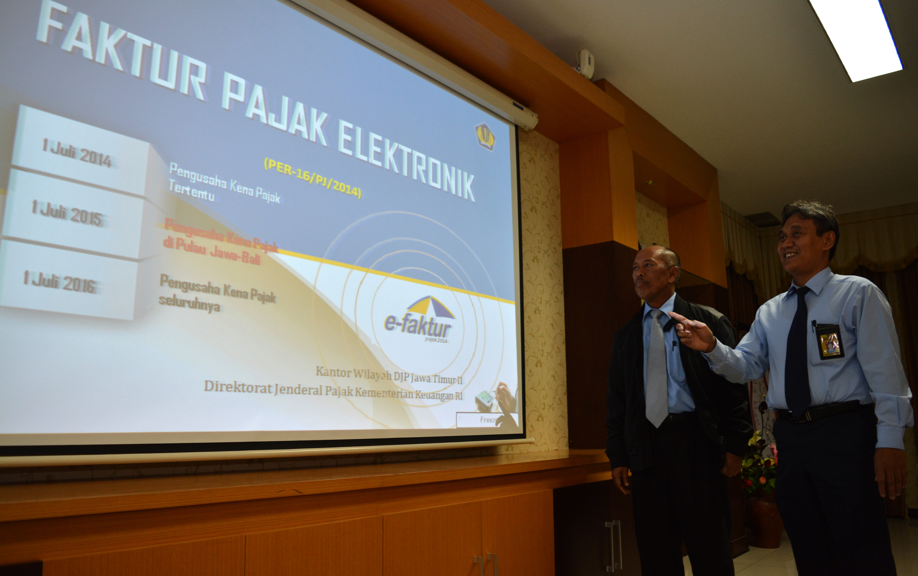 Peluncuran faktur pajak elektronik (e-Faktur) di Kantor Wilayah Ditjen Pajak Jawa Timur II, Juanda Sidoarjo, Jawa Timur.