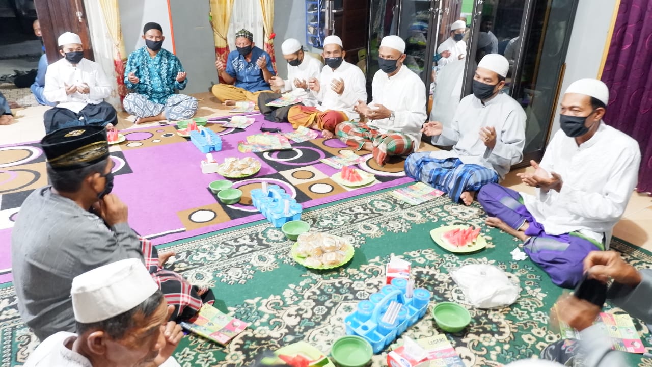 Warga Kabupaten Tanah Bumbu, Kalimantan Selatan, yang tersebar diberbagai tempat berdoa untuk kelancaran Pilkada di Tanah Bumbu. 