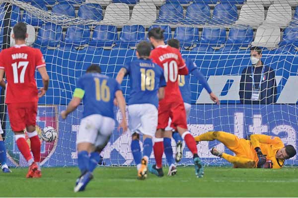 Gelandang tim nasional Italia Jorginho (kiri) sukses mencetak gol dari titik kotak penalti saat negaranya melawan Polandia 