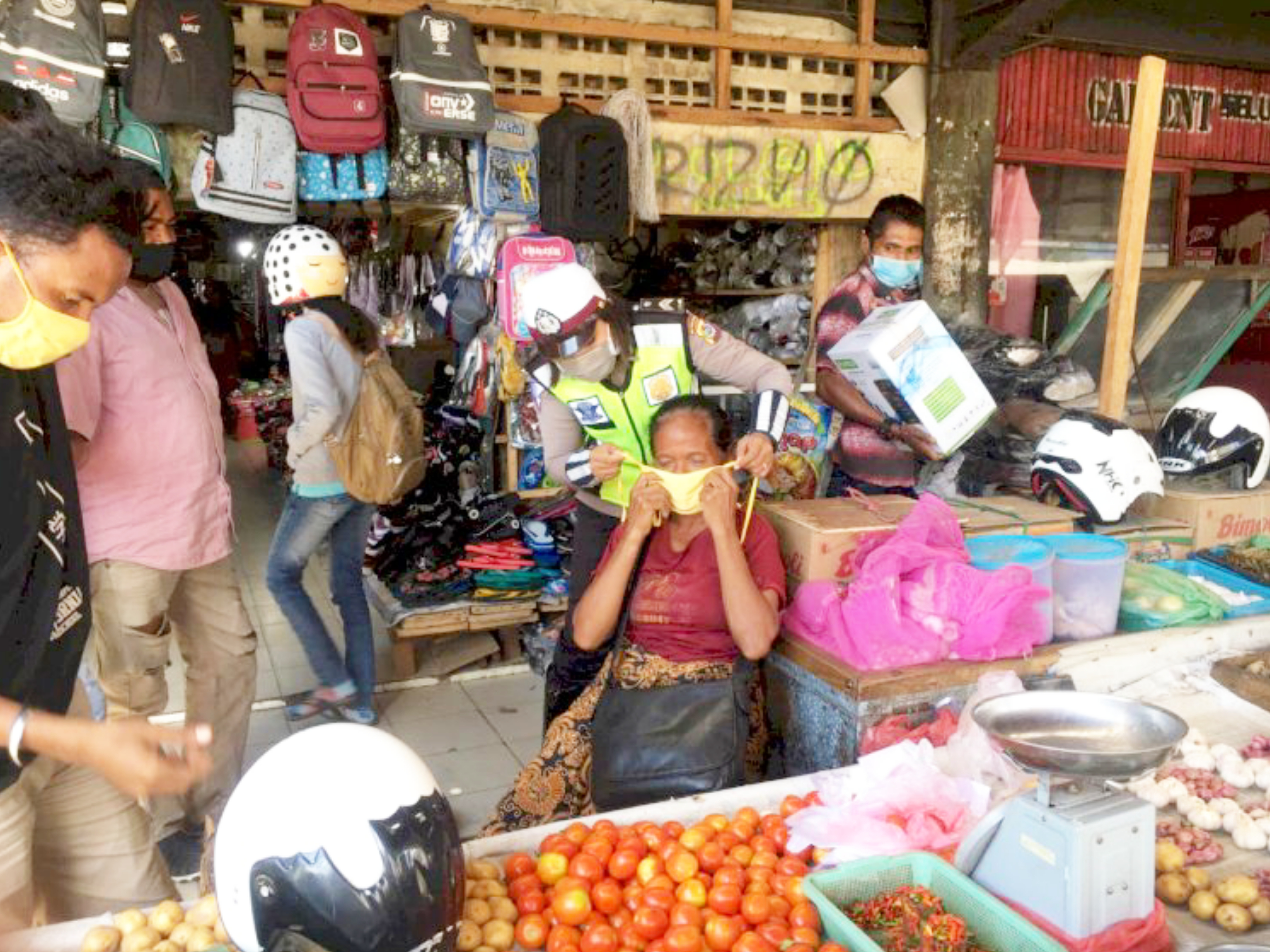 Anggota Satlantas Polres Sikka membagikan masker dalam kegiatan Operasi Zebra Turangga 2020.