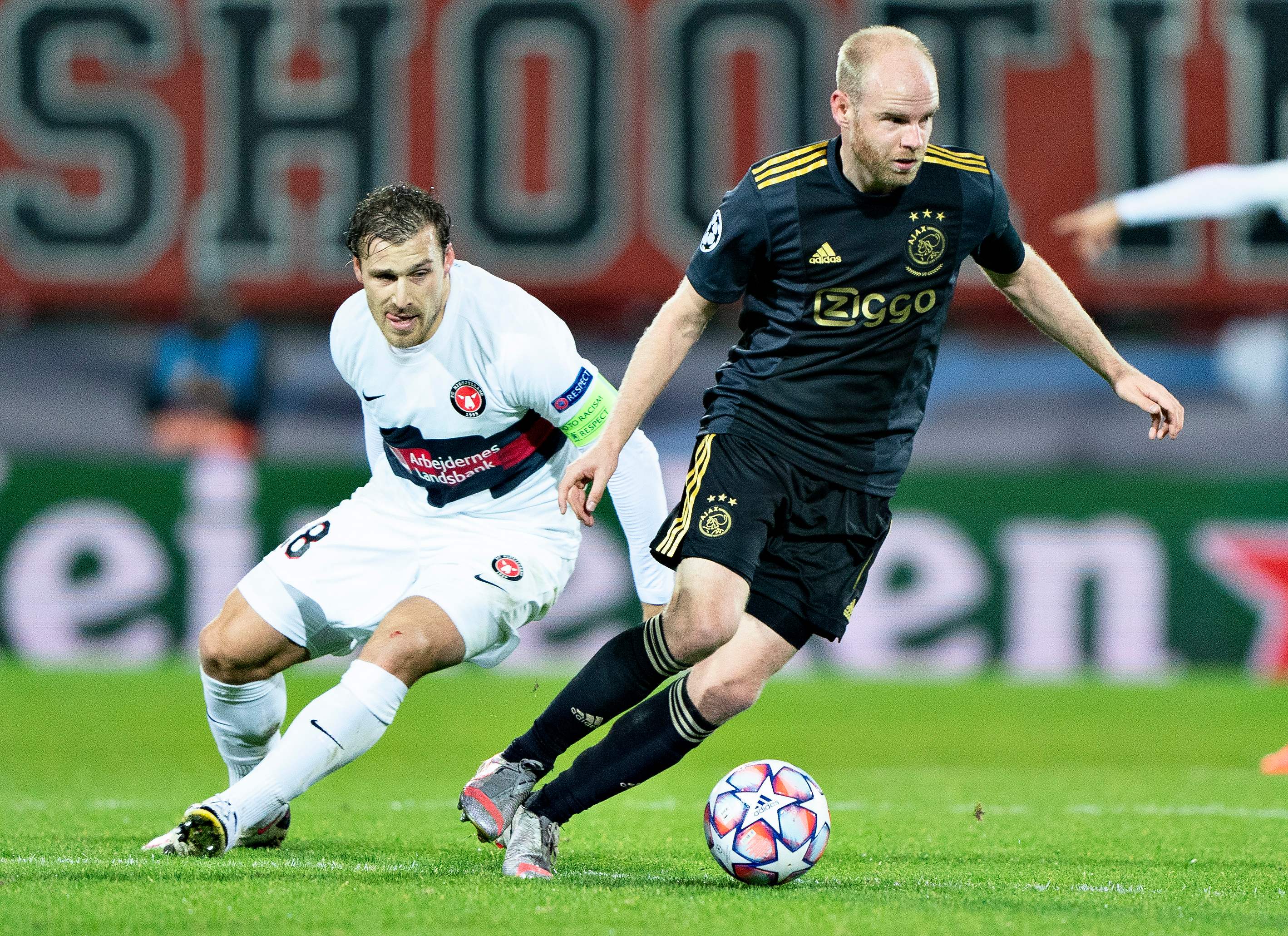 Gelandang Ajax Davy Klaassen (kanan)