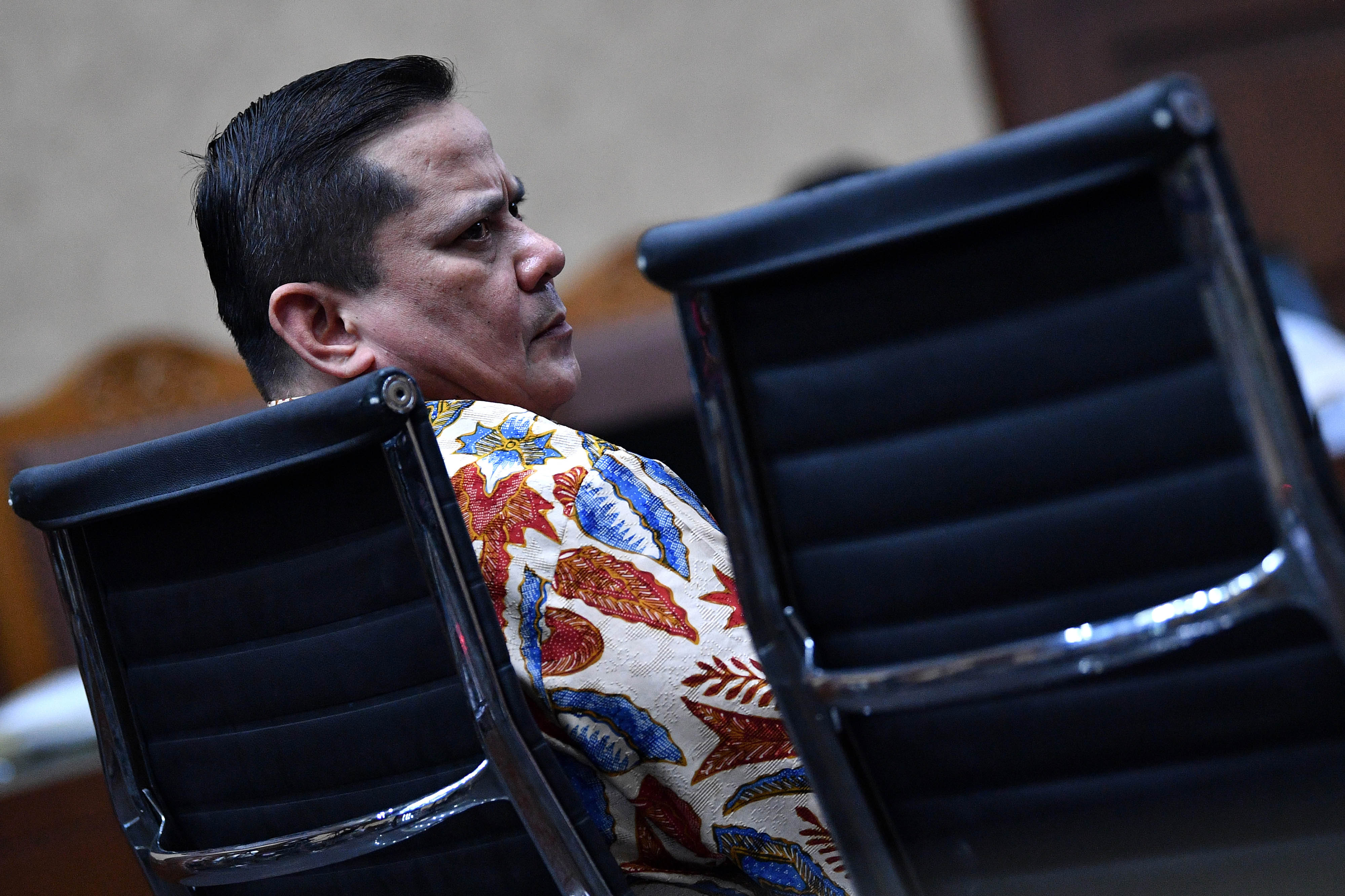 Terdakwa kasus dugaan suap penghapusan red notice Joko Tjandra, Napoleon Bonaparte, saat menjalani sidang.