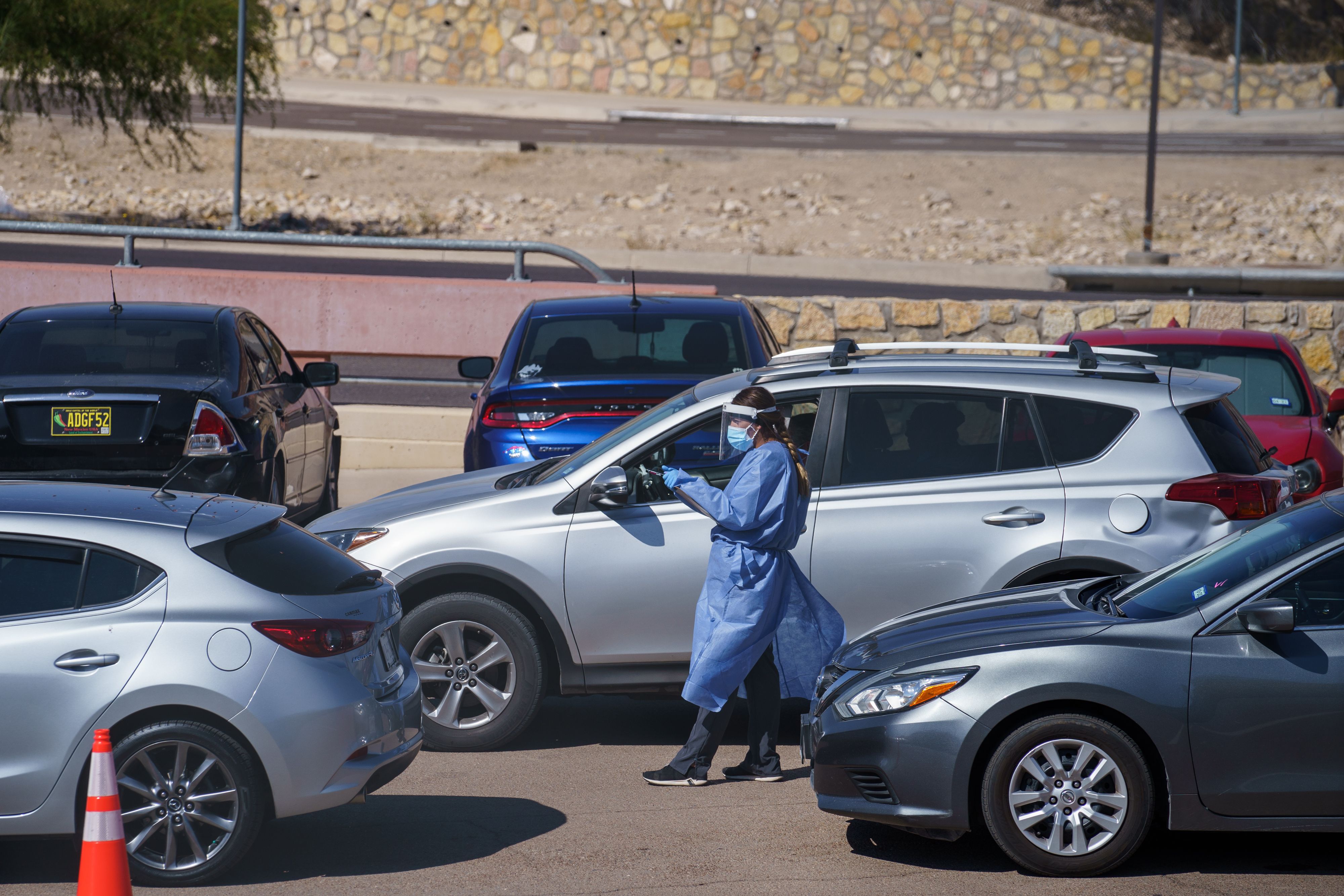 Petugas mencatat data pasien yang mengantre untuk menjalani tes covid-19 di University of Texas El Paso, di El Paso, Texas.