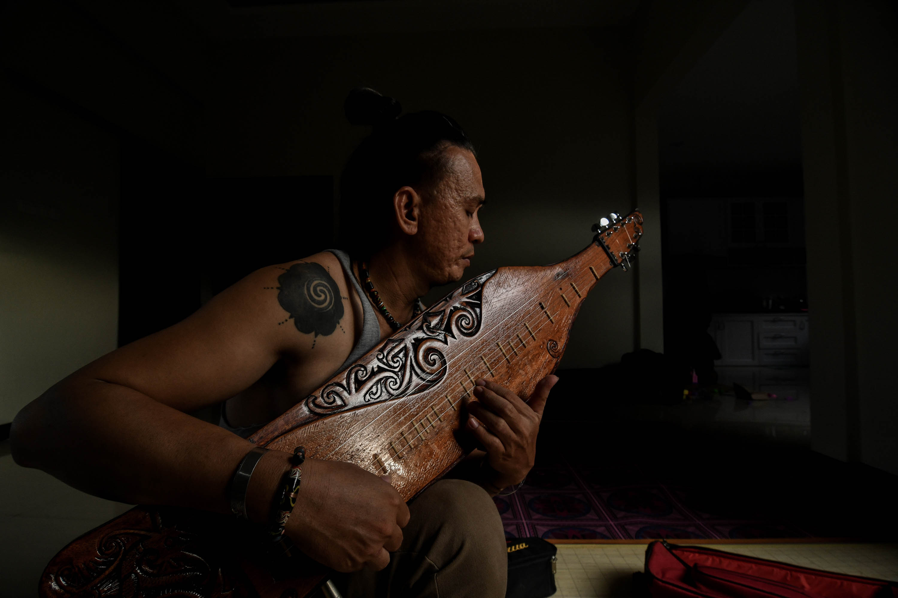 Ferinandus Lah atau akrab disapa Feri Sape saat memainkan alat musik tradisional khas suku Dayak, “Sape”, di Pontianak, Kalimantan Barat.