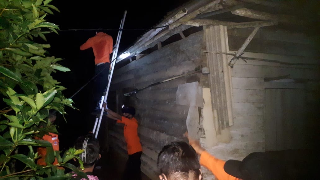 Petugas memperbaiki rumah yang rusak akibat dihantam angin puting beliung di Bangka.