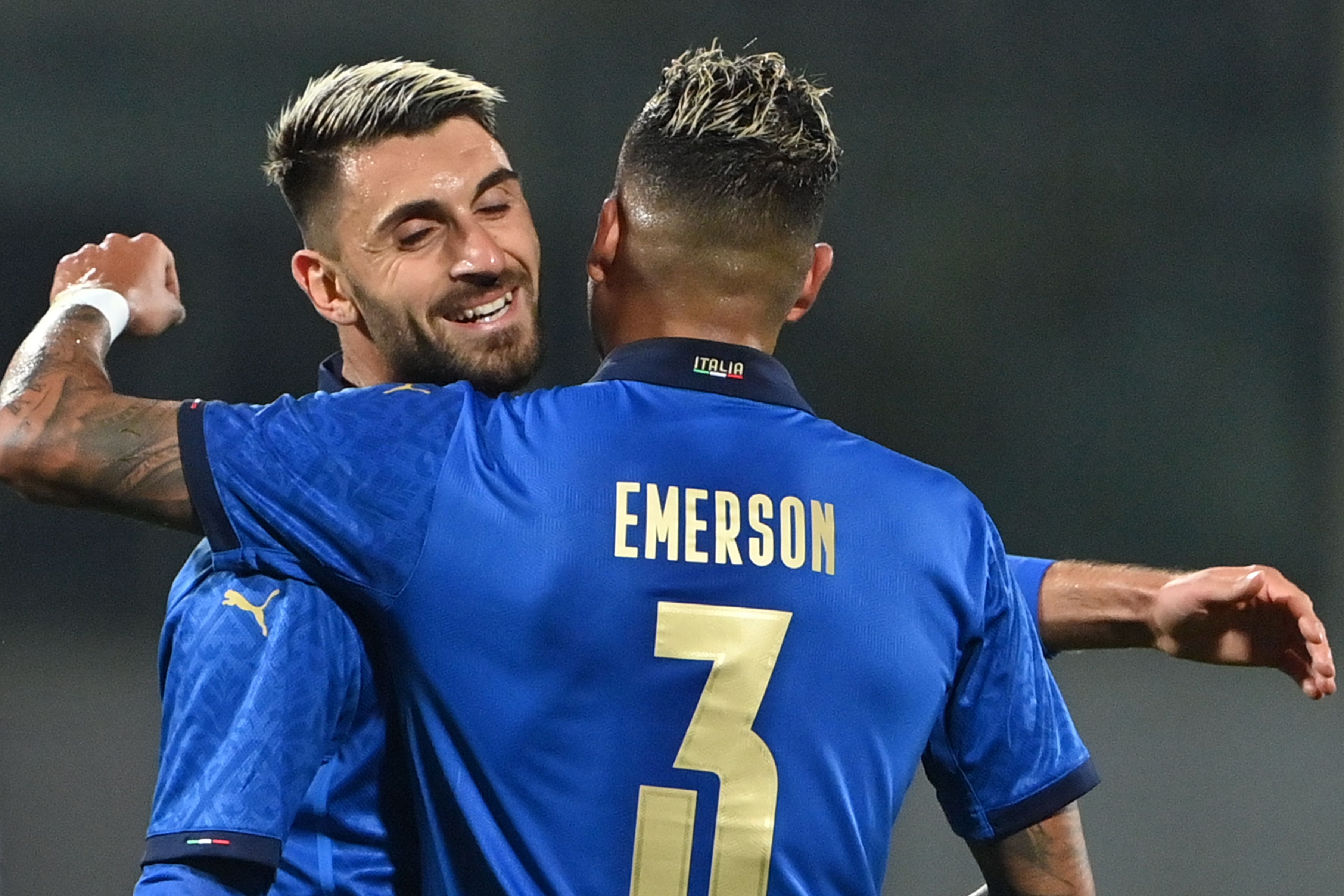 Penyerang Italia Vincenzo Grifo (kiri) melakukan selebrasi usai mencetak gol ke gawang Estonia di laga persahabatan.