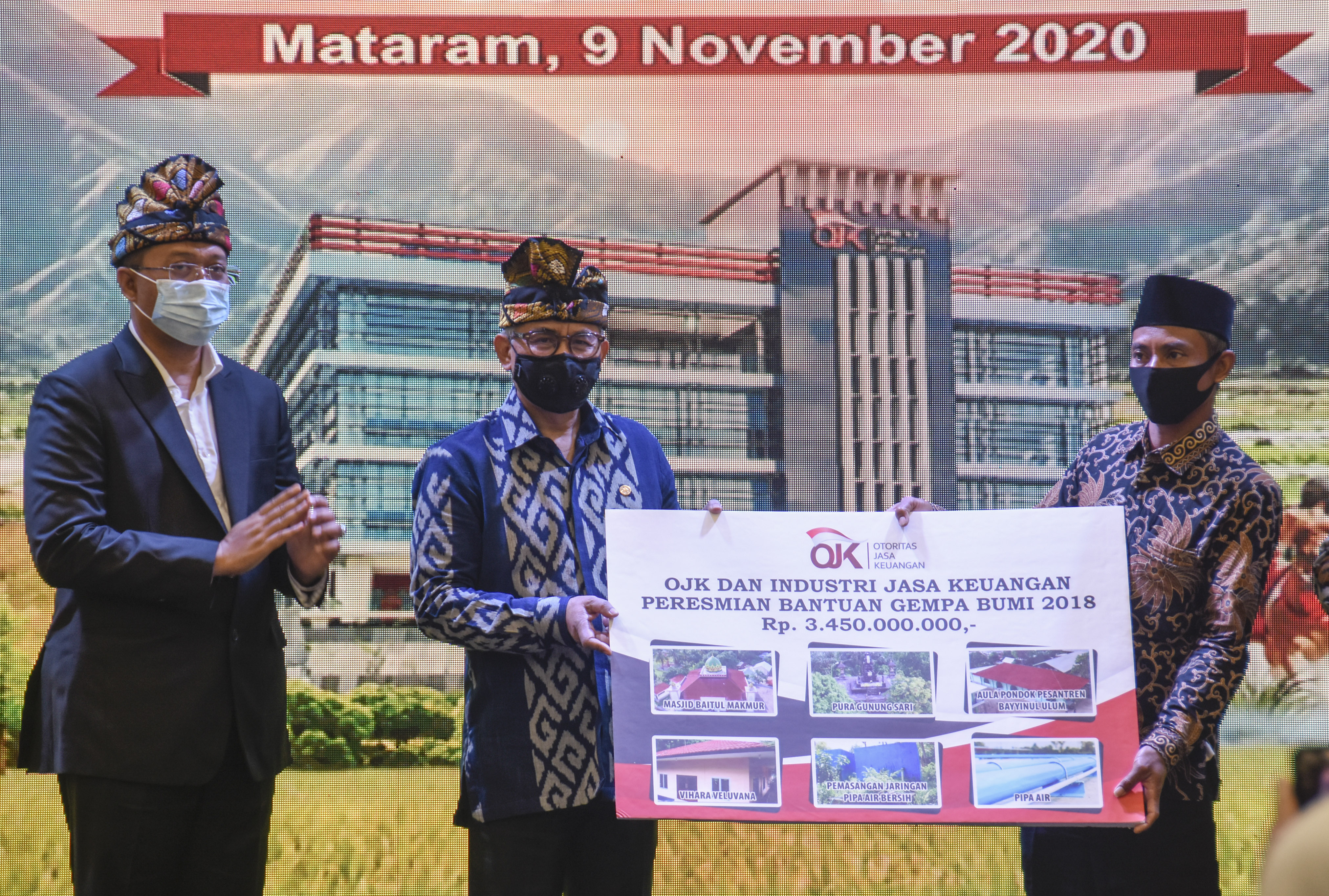  Ketua OJK  Wimboh Santoso (tengah) bersama Gubernur NTB Zulkieflimansyah (kiri) s saat acara peresmian kantor OJK NTB di Mataram.