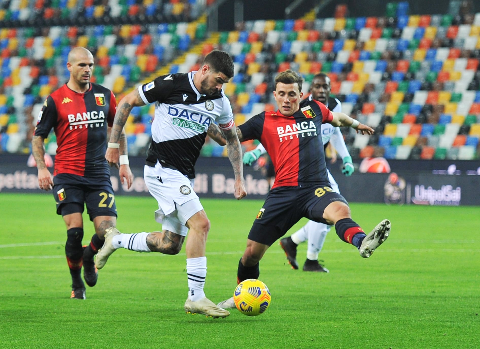 Pemain Udinese Rodrigo De Paul (kiri) berusaha melewati pemain Genoa dalam laga Serie A.