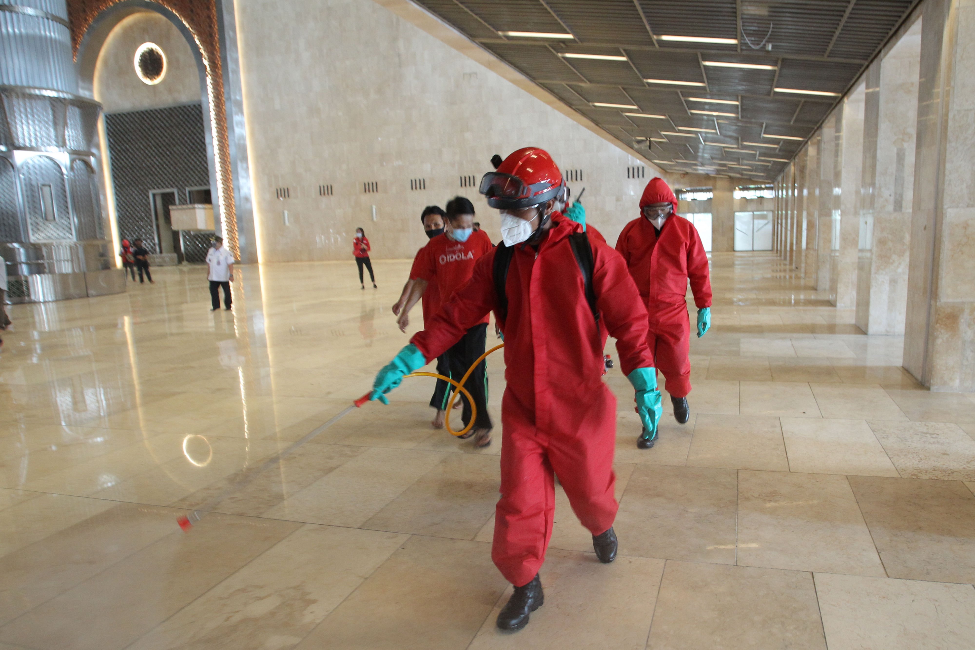 Petugas pemadam kebakaran dan penyelamatan Provinsi DKI Jakarta menyemprotkan disinfektan di Masjid Istiqlal Jakarta, Rabu (3/6)
