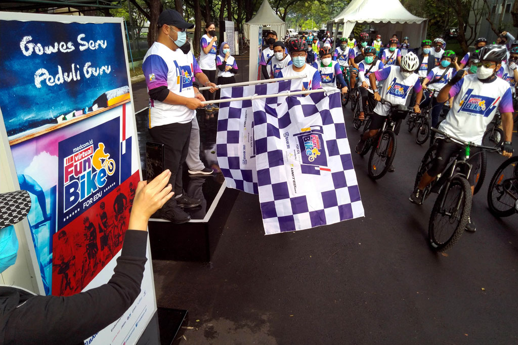 GOWES SERU PEDULI GURU: CEO Media Group Mirdal Akib (kiri) melepas rombongan gowes bareng Medcom Virtual Fun Bike