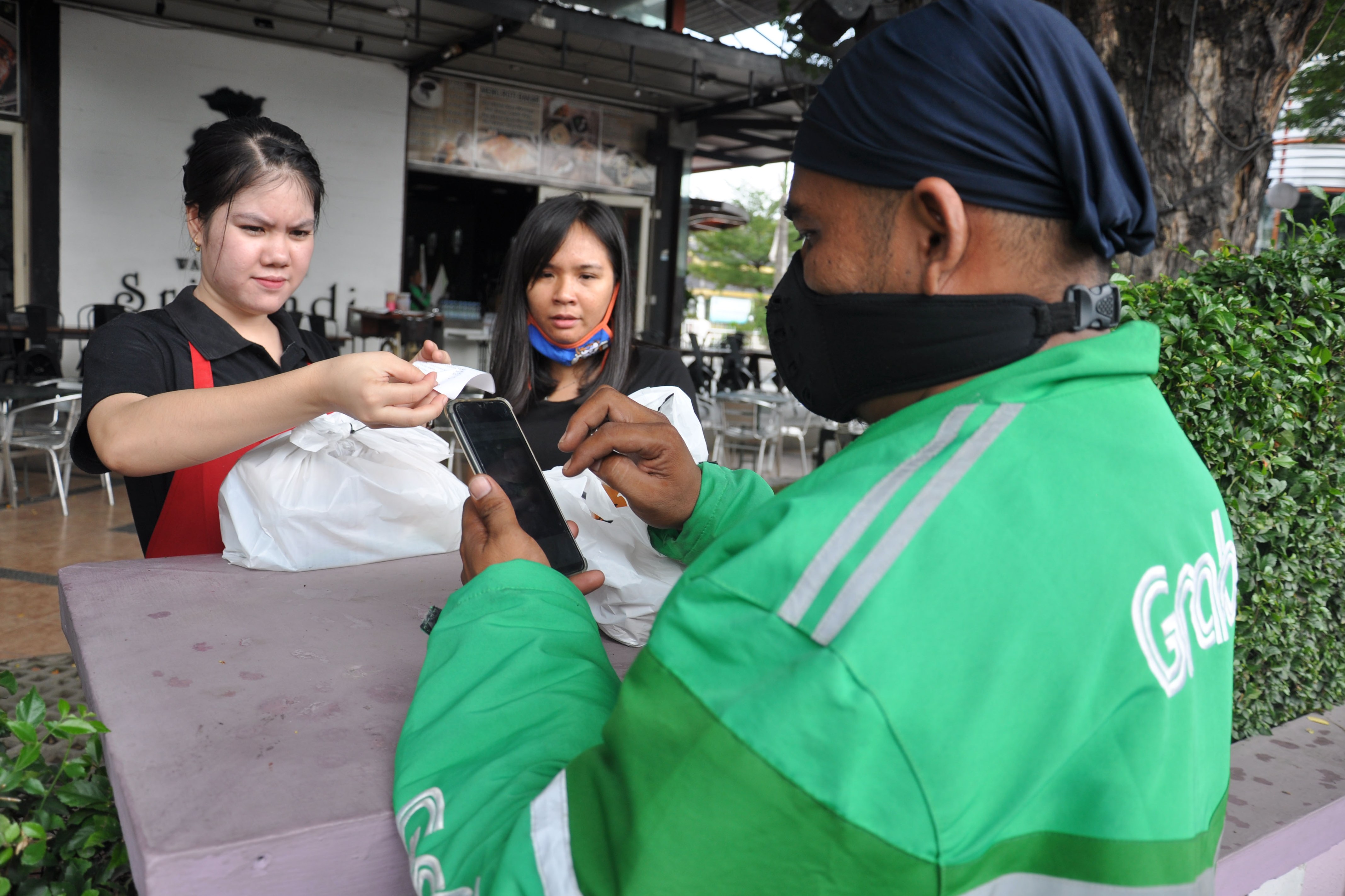 Restoran Bertahan dengan Kolaborasi Aneka Platform Digital