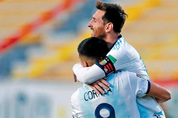 Kapten Argentina Lionel Messi (atas) merayakan gol dengan Joaquin Correa saat melawan tuan rumah Bolivia di La Paz, 13 Oktober lalu