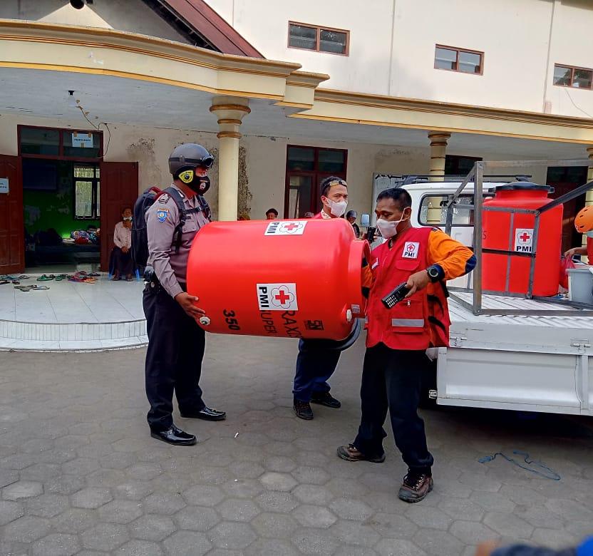 PMI Pasok Listrik ke Pengungsian