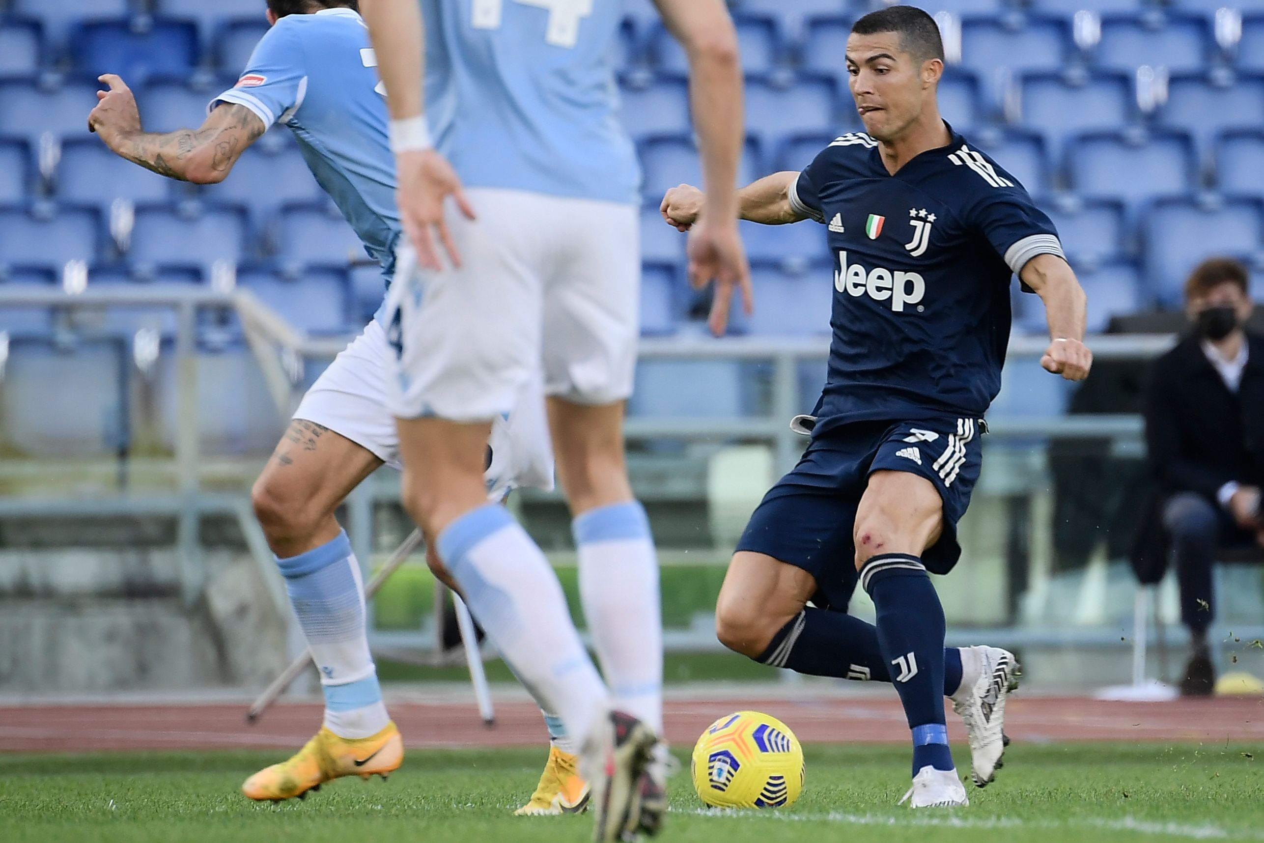 Penyerang Juventus Cristiano Ronaldo mencoba melewati hadangan pemain Lazio