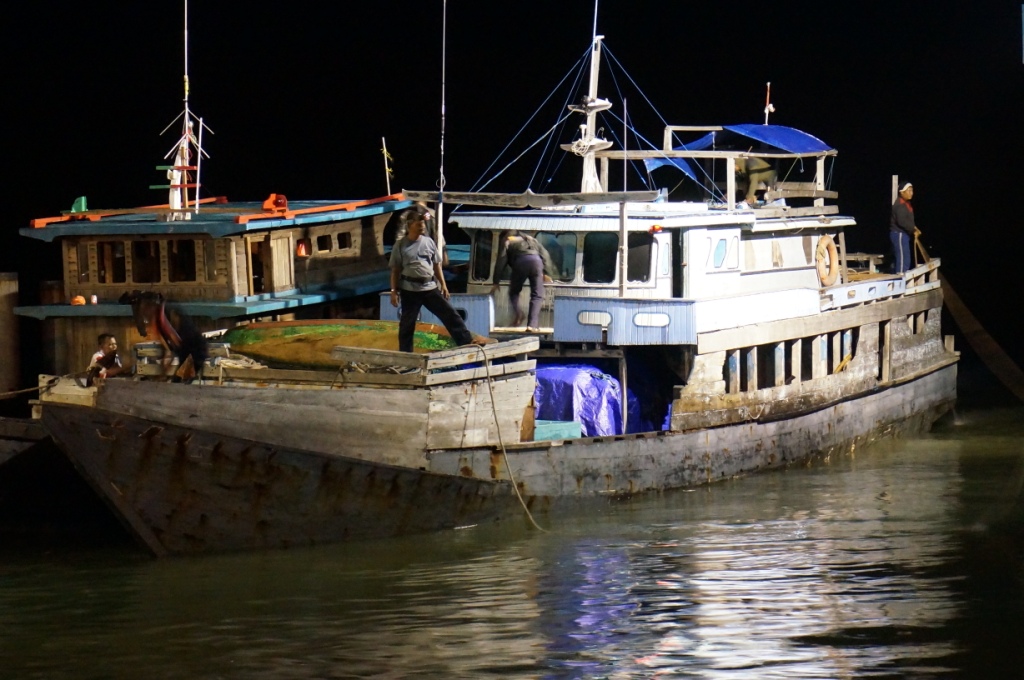 Kapal kayu mirip dengan kapal nelayan kerap digunakan menyelundupkan pasir timah dari Babel ke Batam.
