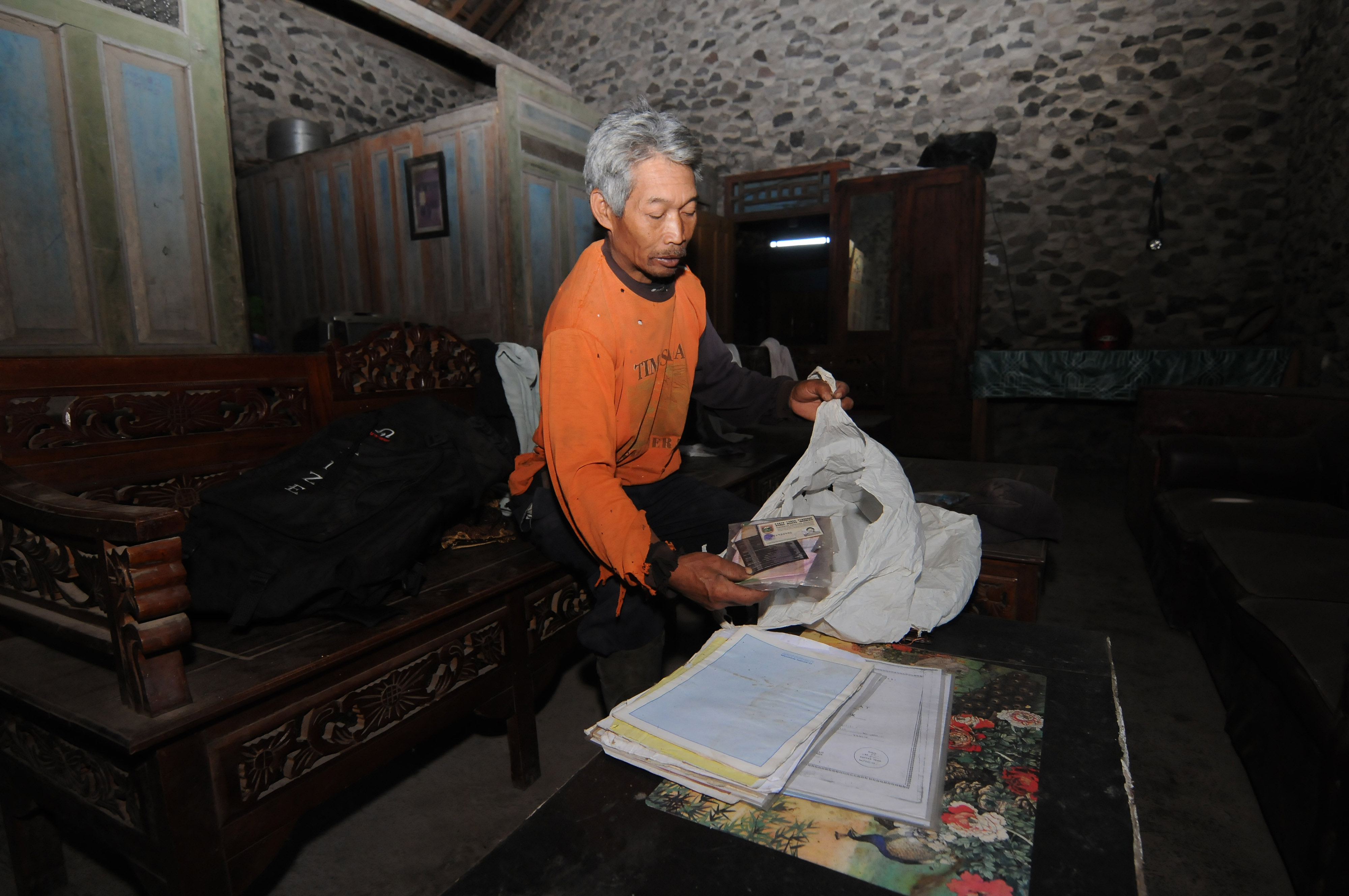 Seorang warga lereng Gunung Merapi mengemas surat-surat penting di Stabelan, Tlogolele, Selo, Boyolali, Jawa Tengah, Jumat (6/11/2020).