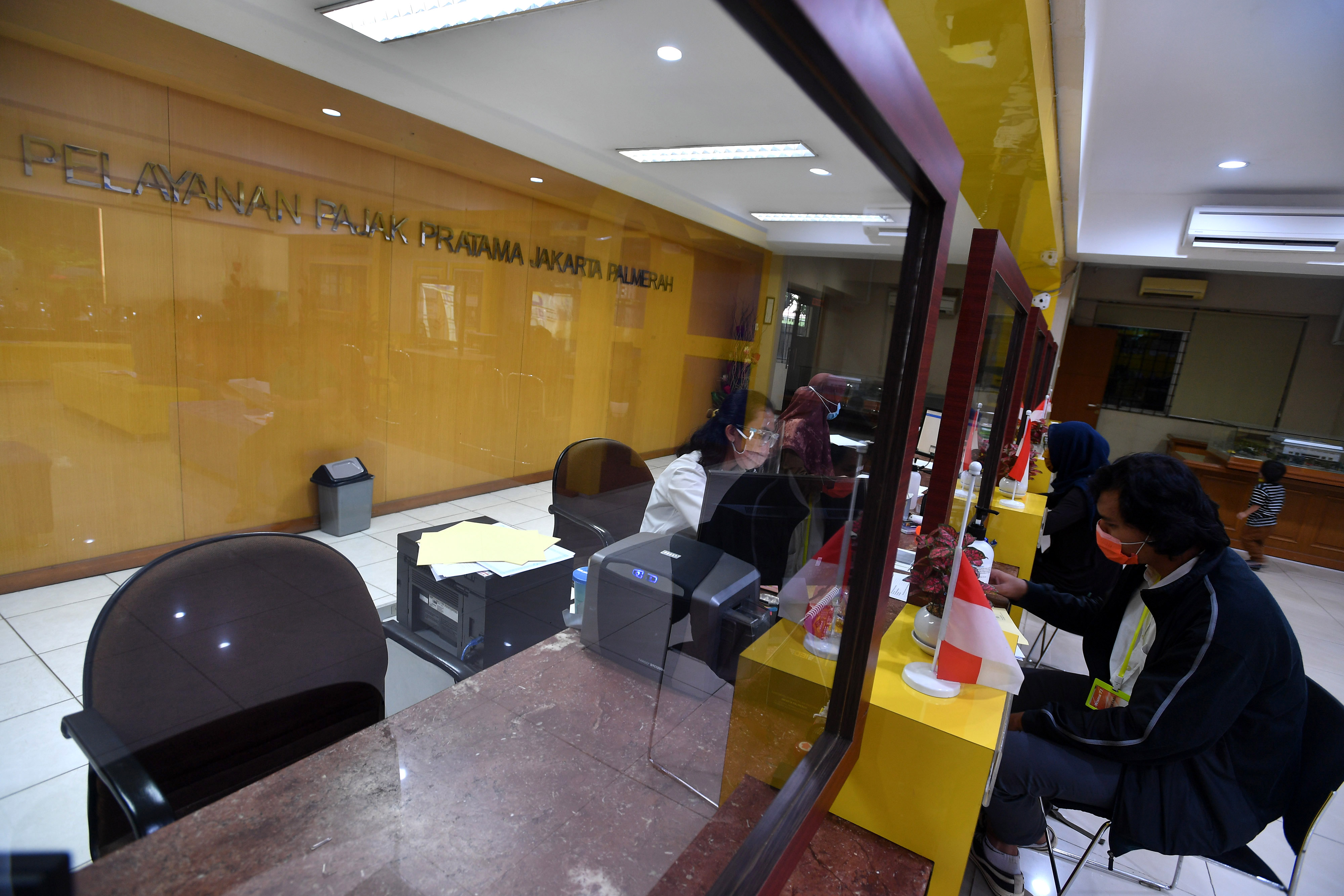 Wajib pajak berkonsultasi dengan petugas di Kantor Pelayanan Pajak Pratama Jakarta Palmerah, Jakarta, Senin (12/10/2020