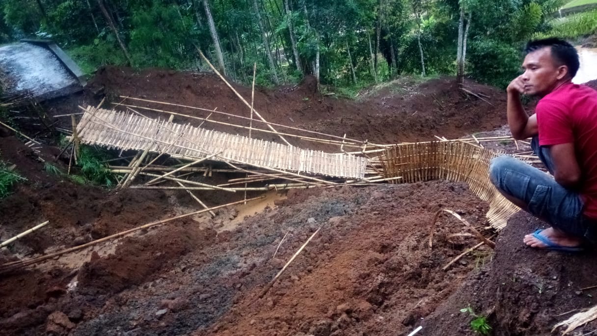 Jembatan darurat yang putus akibat longsor di Desa Bugel, Tasikmalaya