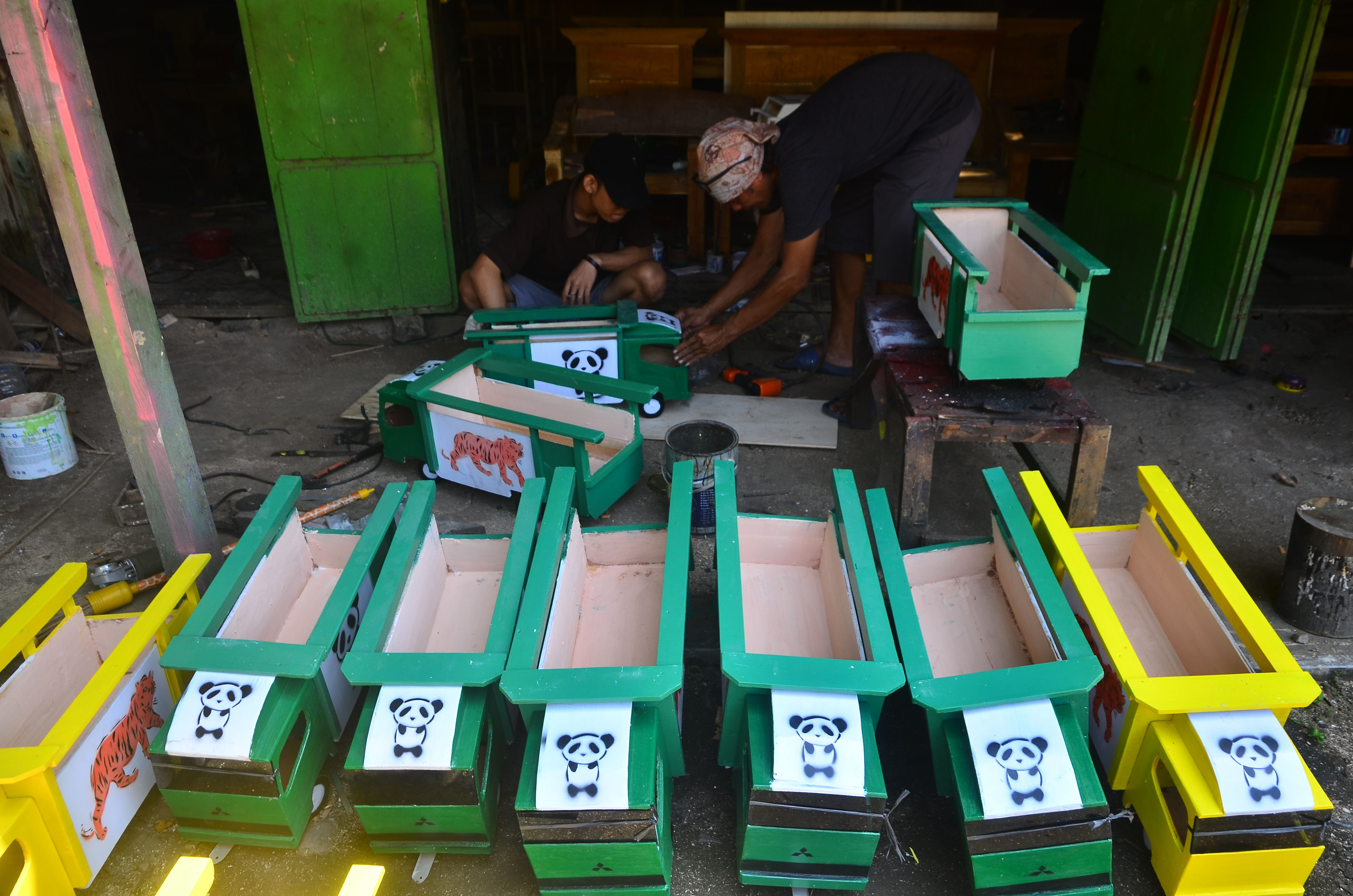 Ilustrasi perajin yang memproduksi miniatur truk.