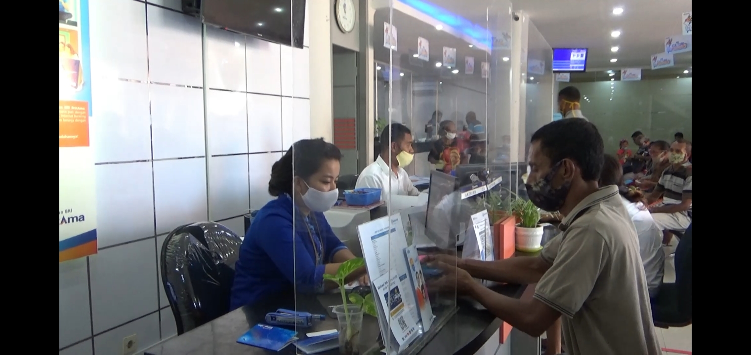 Warga mengajukan kredit usaha rakyat di Bank BRI Cabang Larantuka, Kabupaten Flores Timur, NTT.