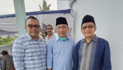 Calon Wali Kota Ternate, Tauhid Soleman (tengah) diapit Sekjen Kemendes Taufik Majid (kanan) dan Sekda Provinsi Maluku Utara.