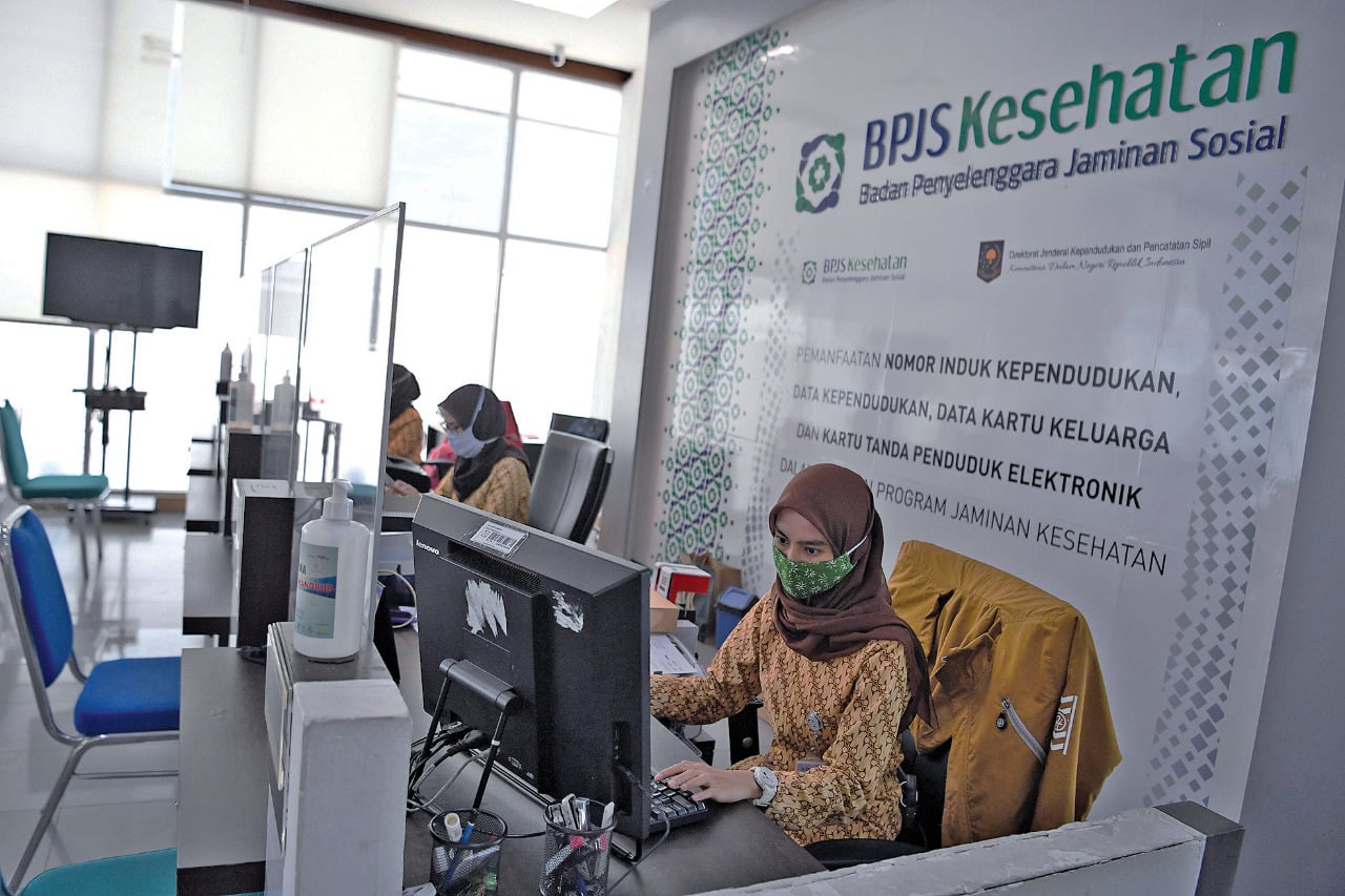 Petugas melayani peserta BPJS Kesehatan dengan tanpa tatap muka di Kantor BPJS Kesehatan cabang Jakarta Selatan, Jakarta, Selasa (6/10/2020)