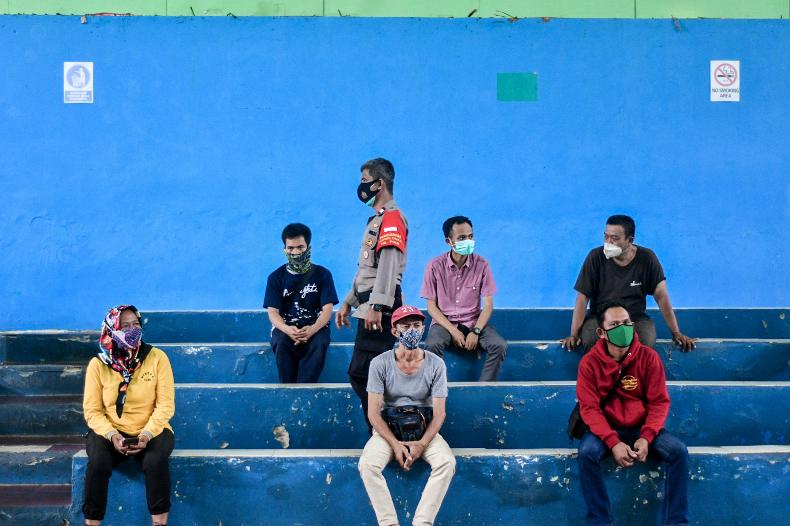 Warga mengantri untuk melakukan rapid test covid-19 di Gelanggang Olahraga Tebet, Jakarta, Senin (23/11/2020).