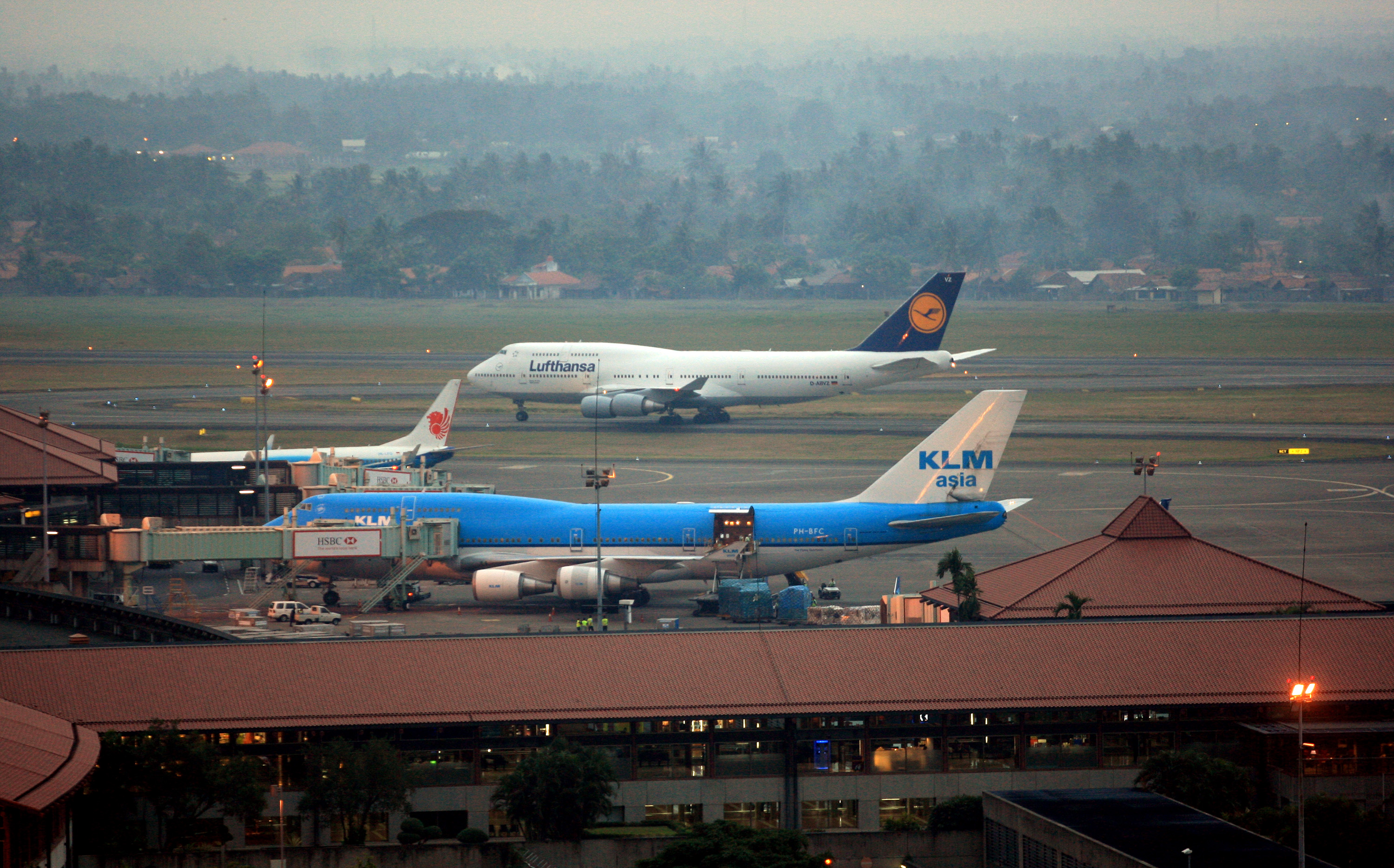  Pesawat Maskapai penerbangan Lufthansa dan KLM di Bandara Soekarno Hatta Tangerang, Jumat (01/08).