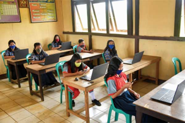Pelajar menggunakan fasilitas internet Bakti di SMPN 4 Air Besar, Landak, Kalimantan Barat. 