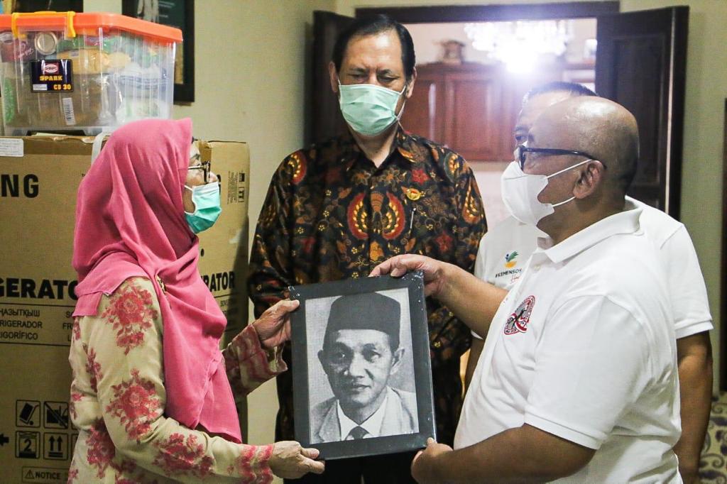 Pemberian bantuan kepada keluarga pejuang bangsa di Hari Pahlawan Nasional