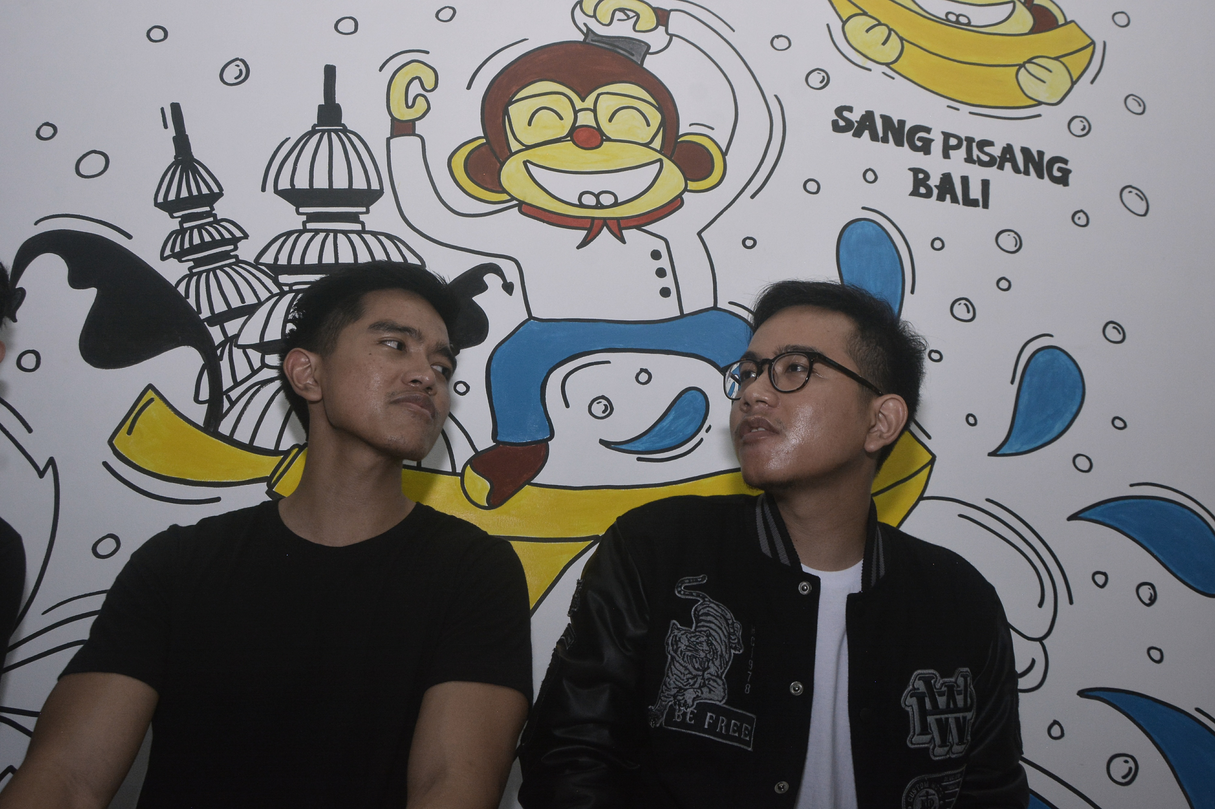 Kaesang Pangarep besama kakaknya Gibran Rakabuming saat meresmikan Sang Pisang di Bali, 2018 silam