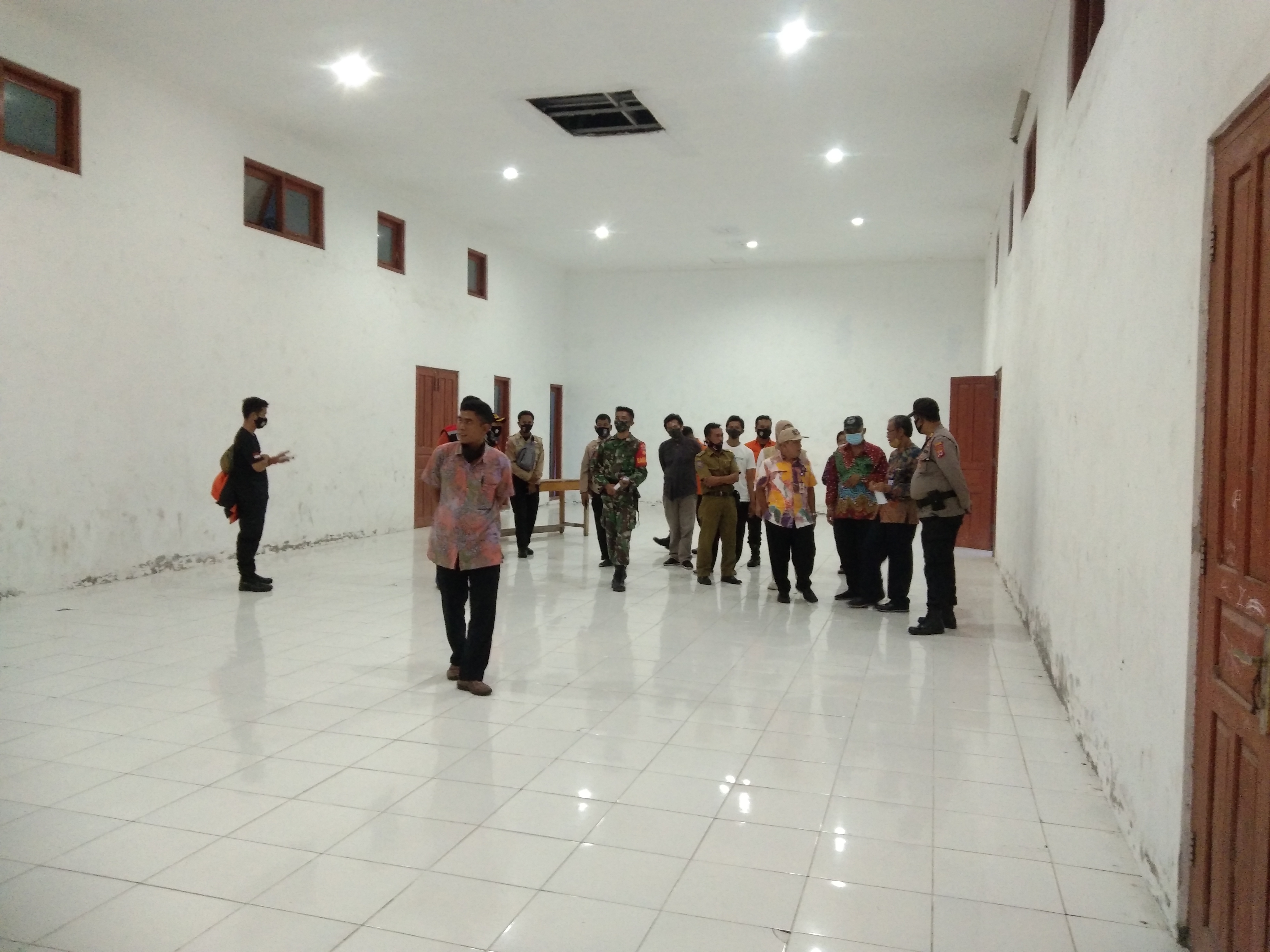 Pekabat Pemkab Sleman meninjau barak pengungsian di Glagaharjo.