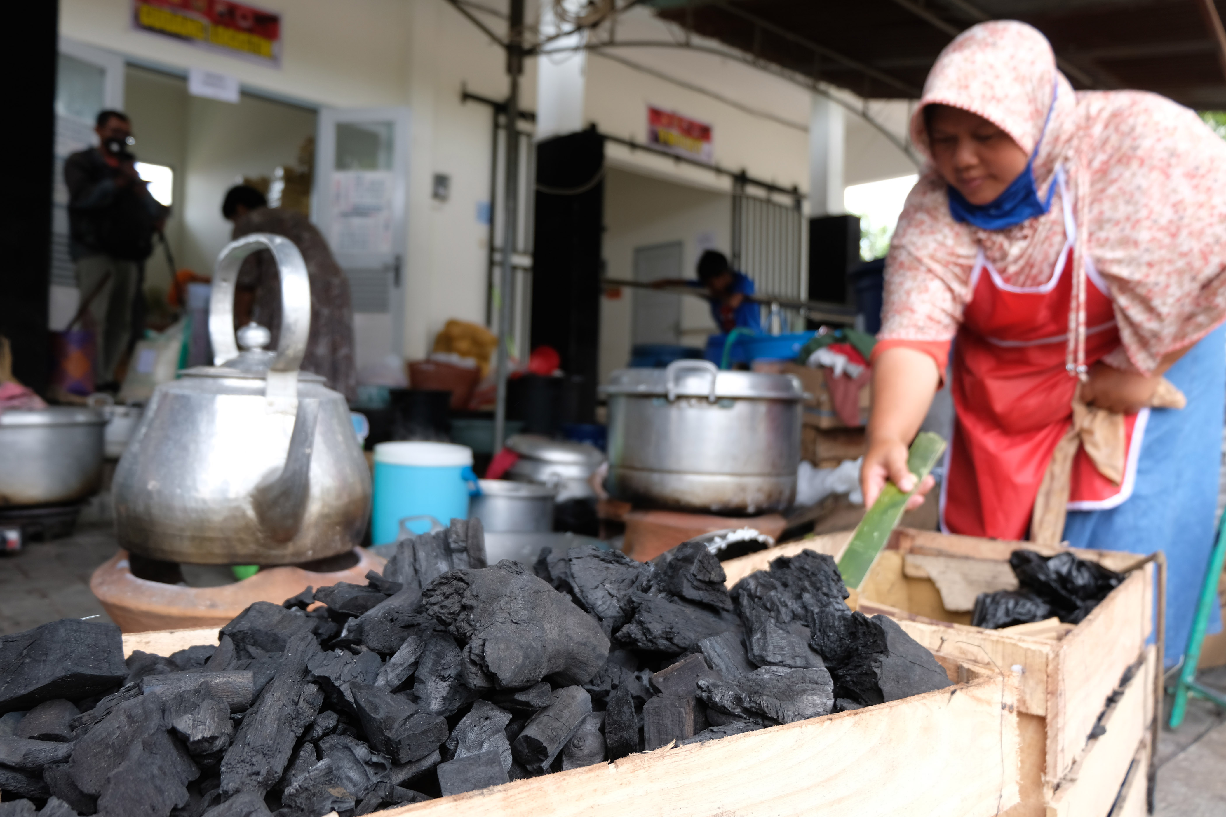 Relawan memasak di dapur umum tempat pengungsian Gunung Merapi Desa Banyurojo, Mertoyudan, Magelang, Jateng, Senin (23/11)