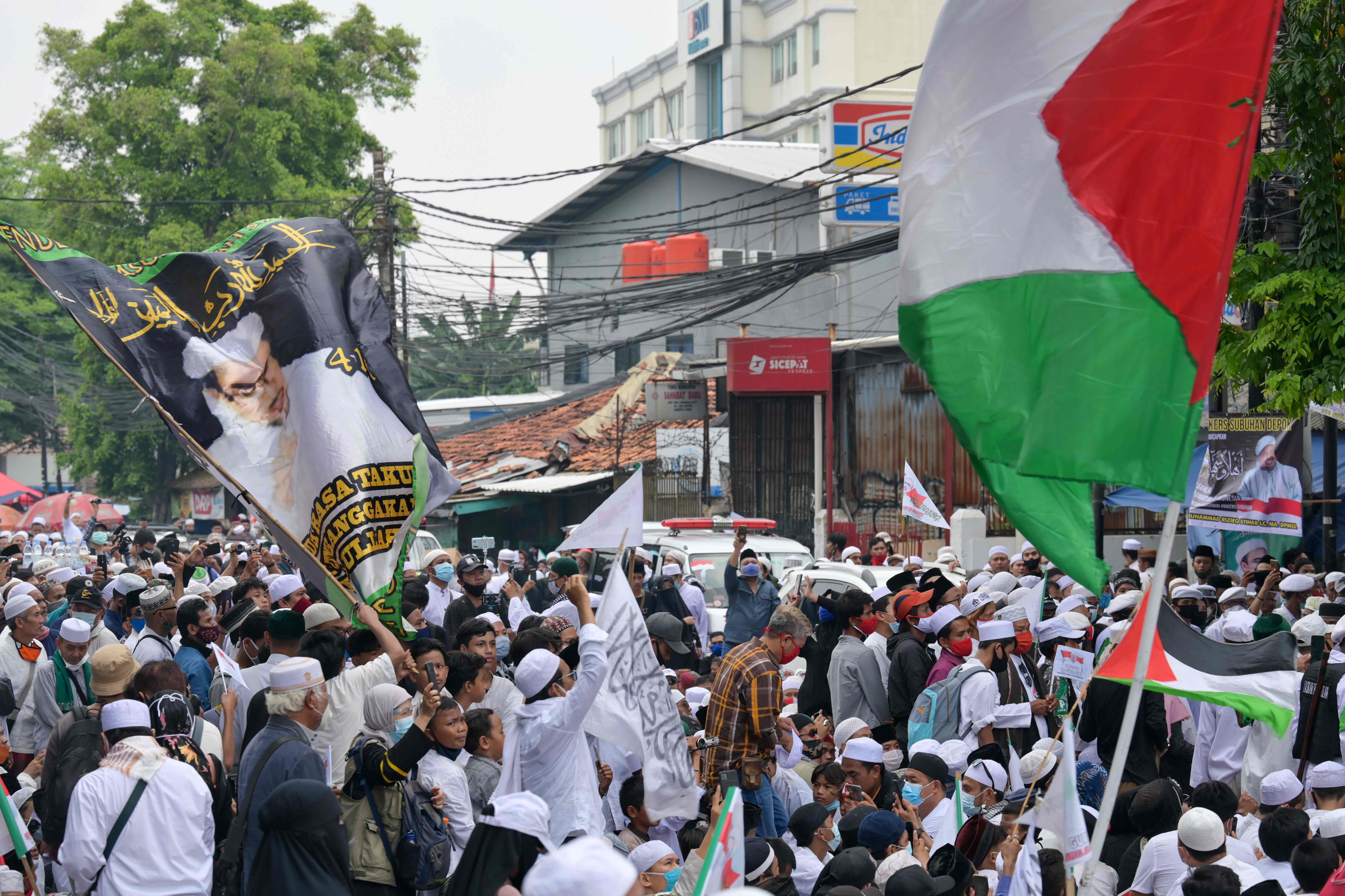 Massa FPI berkumpul di markas mereka di Petamburan untuk menyambut kedatangan Rizieq Shihab.