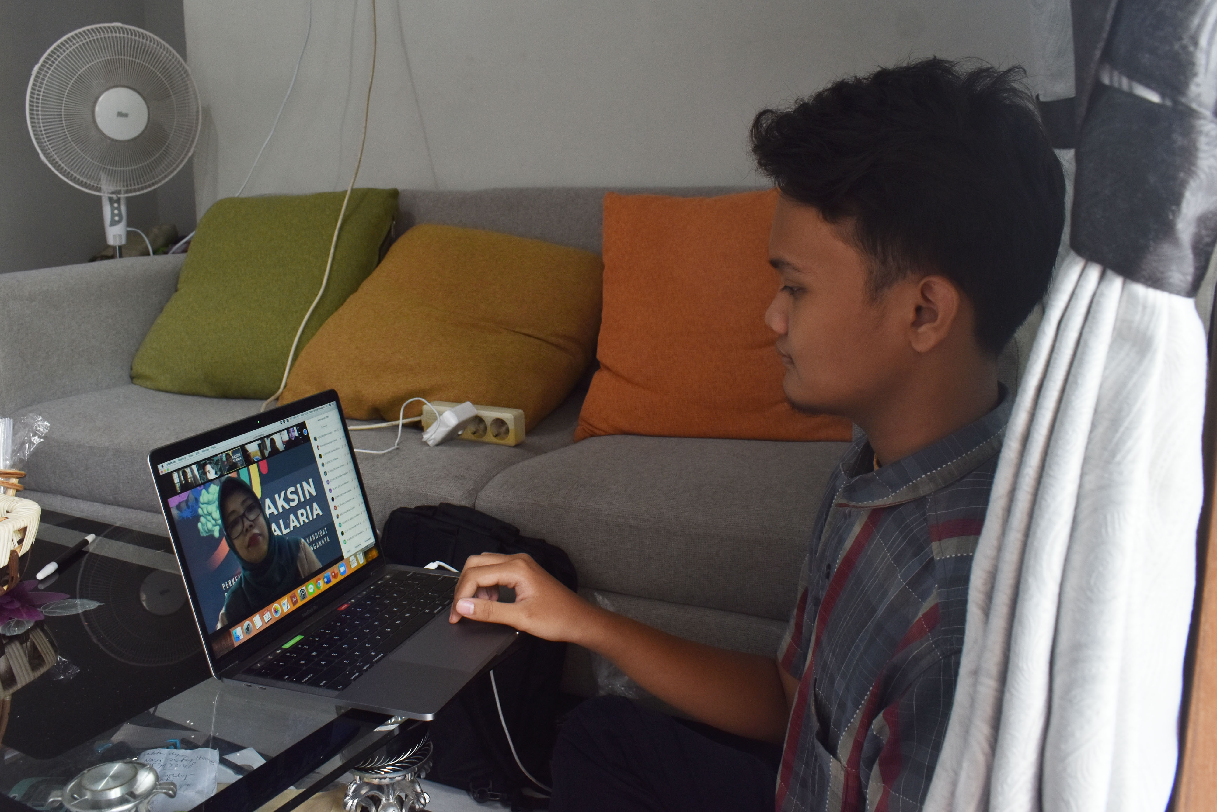 KULIAH SECARA DARING: Sejak diterima di Unej, Jember seorang mahasiswa semester I mengikuti kuliah secara daring di rumahnya, Madiun, Jatim.