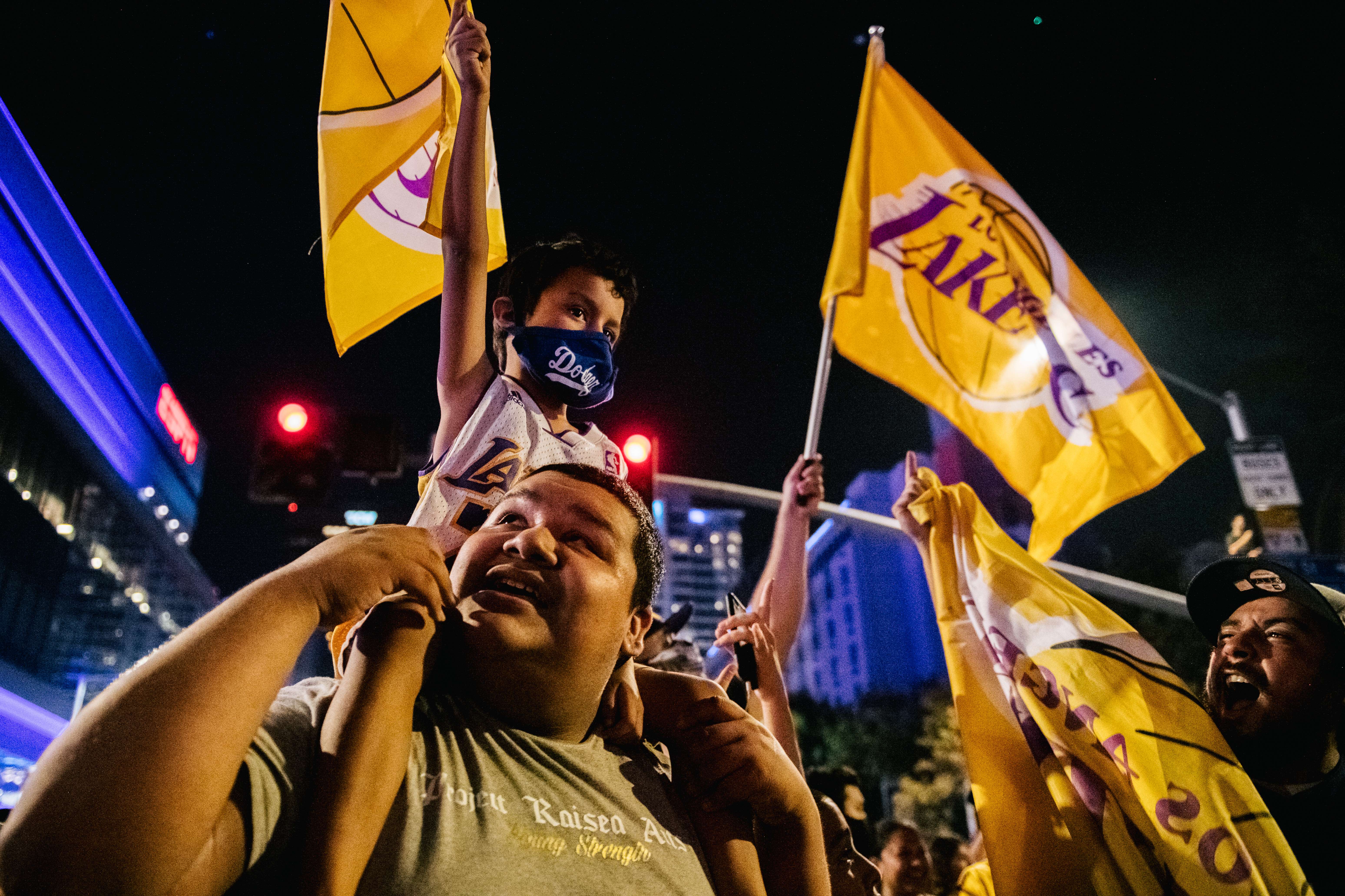 Penggemar LA Lakers merayakan kemenangan tim mereka di NBA musim 2019-2020.