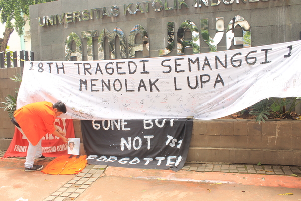 Ilustrasi -- Aksi peringatan tragedi Semanggi I mahasiswa Atma Jaya, 13 November