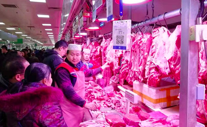 Ilustrasi - Kesibukan pedagang daging sapi halal di Pasar Zuojiazhuang, Beijing.