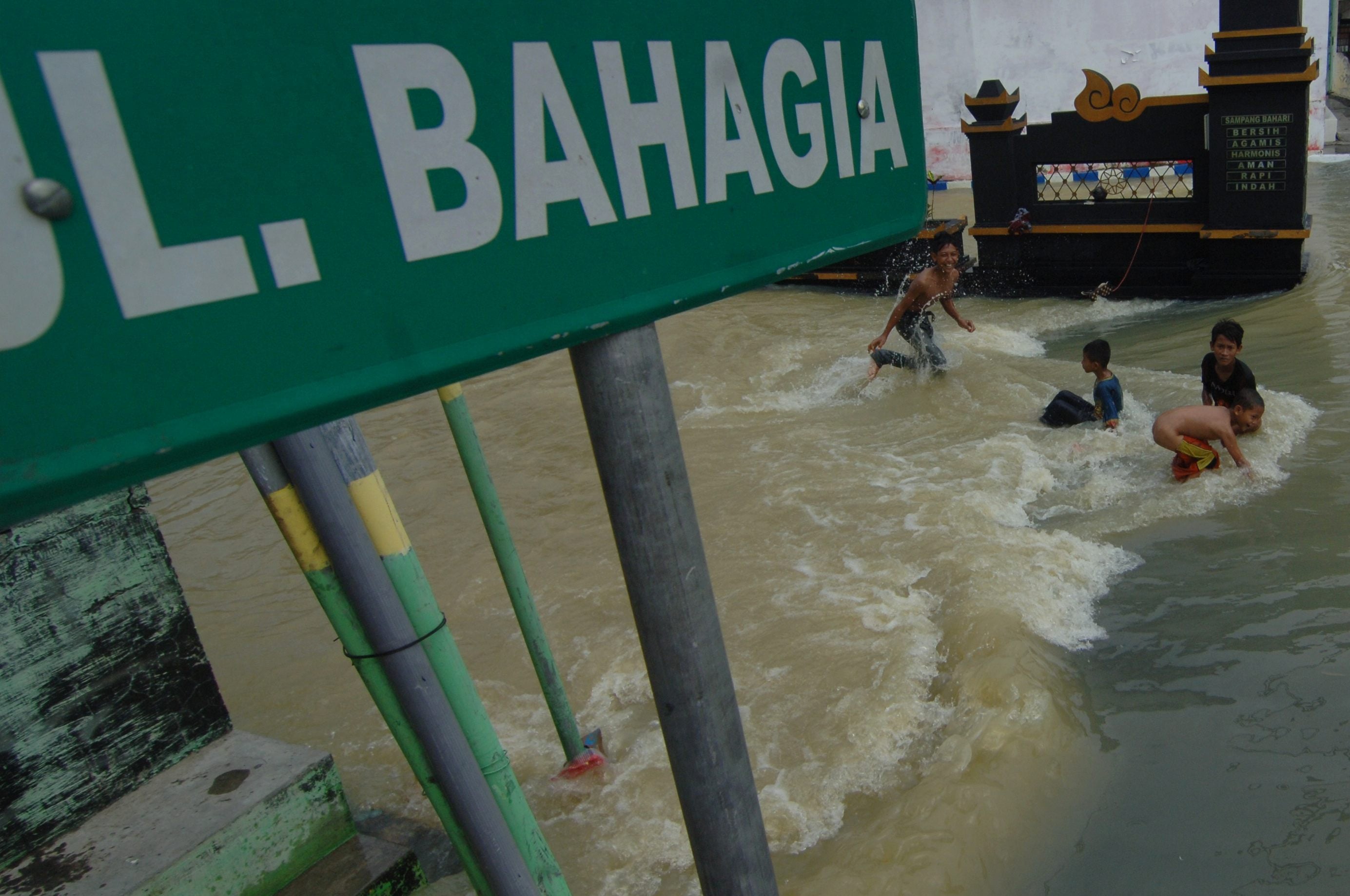 Banjir di Sampang Madura akibat sungai meluap saat musim hujan.