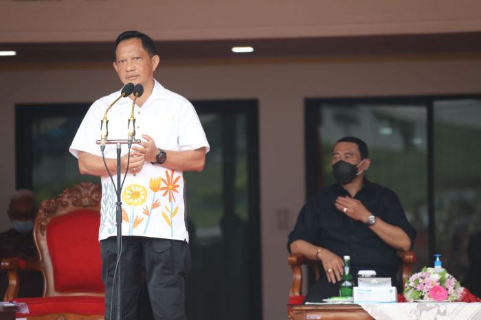 Mendagri Tito Karnavian akan mengeluarkan instruksi bila ada kepala daerah melanggar aturan prokes akan dipecat.